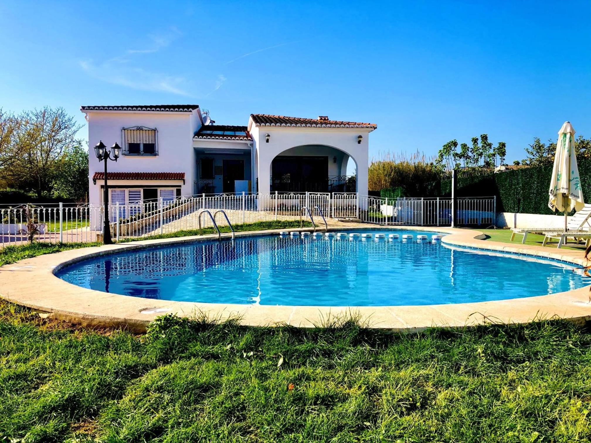 Six-Bedroom House photo 2