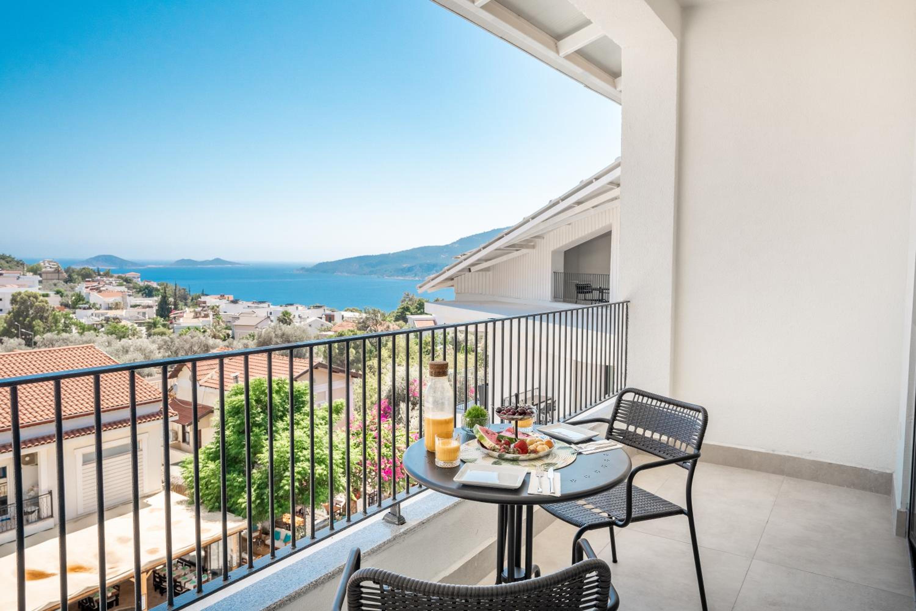 Deluxe Double Room with Sea View - Photo 9