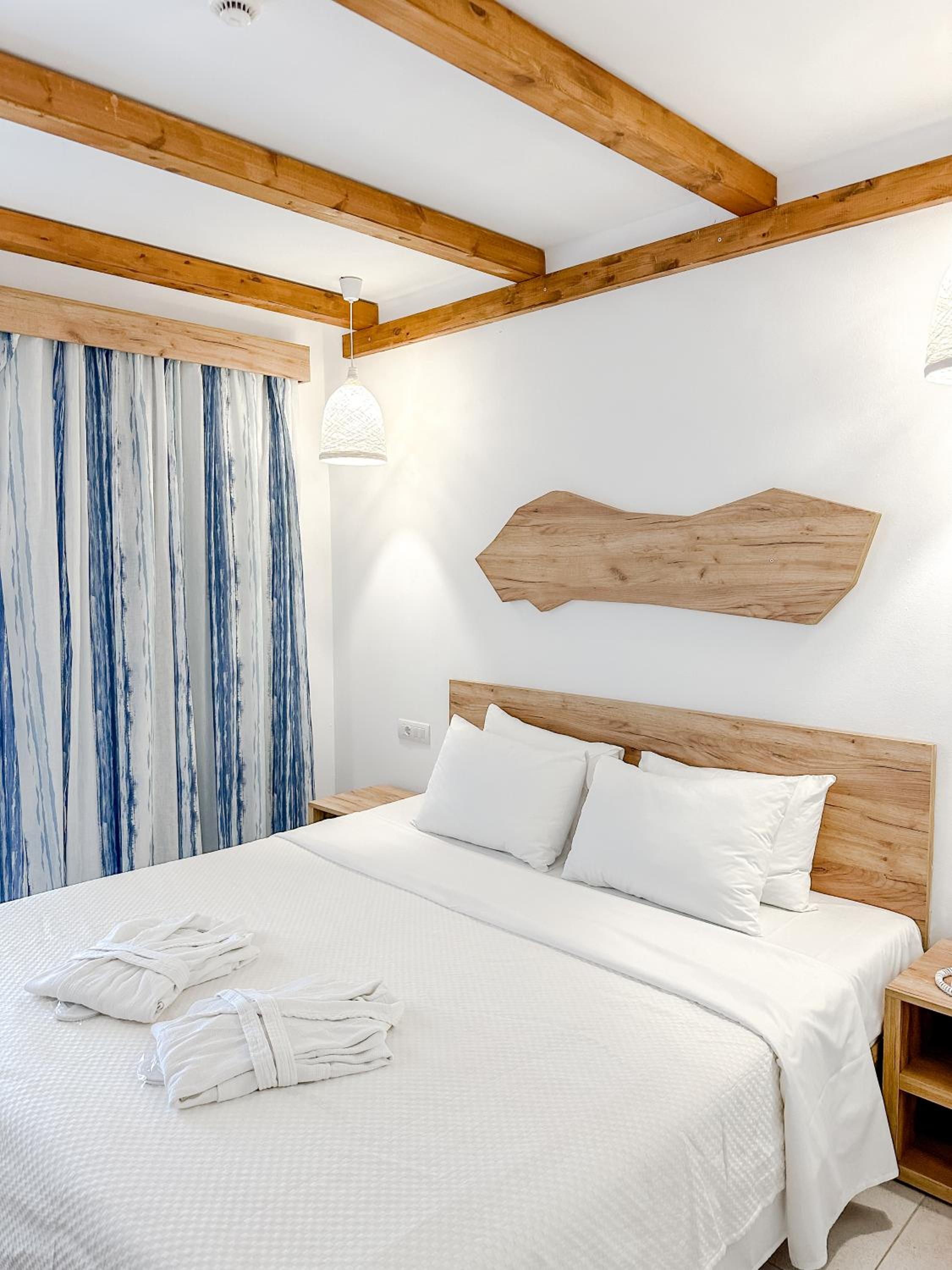 Junior Suite with Private Pool - Photo 13