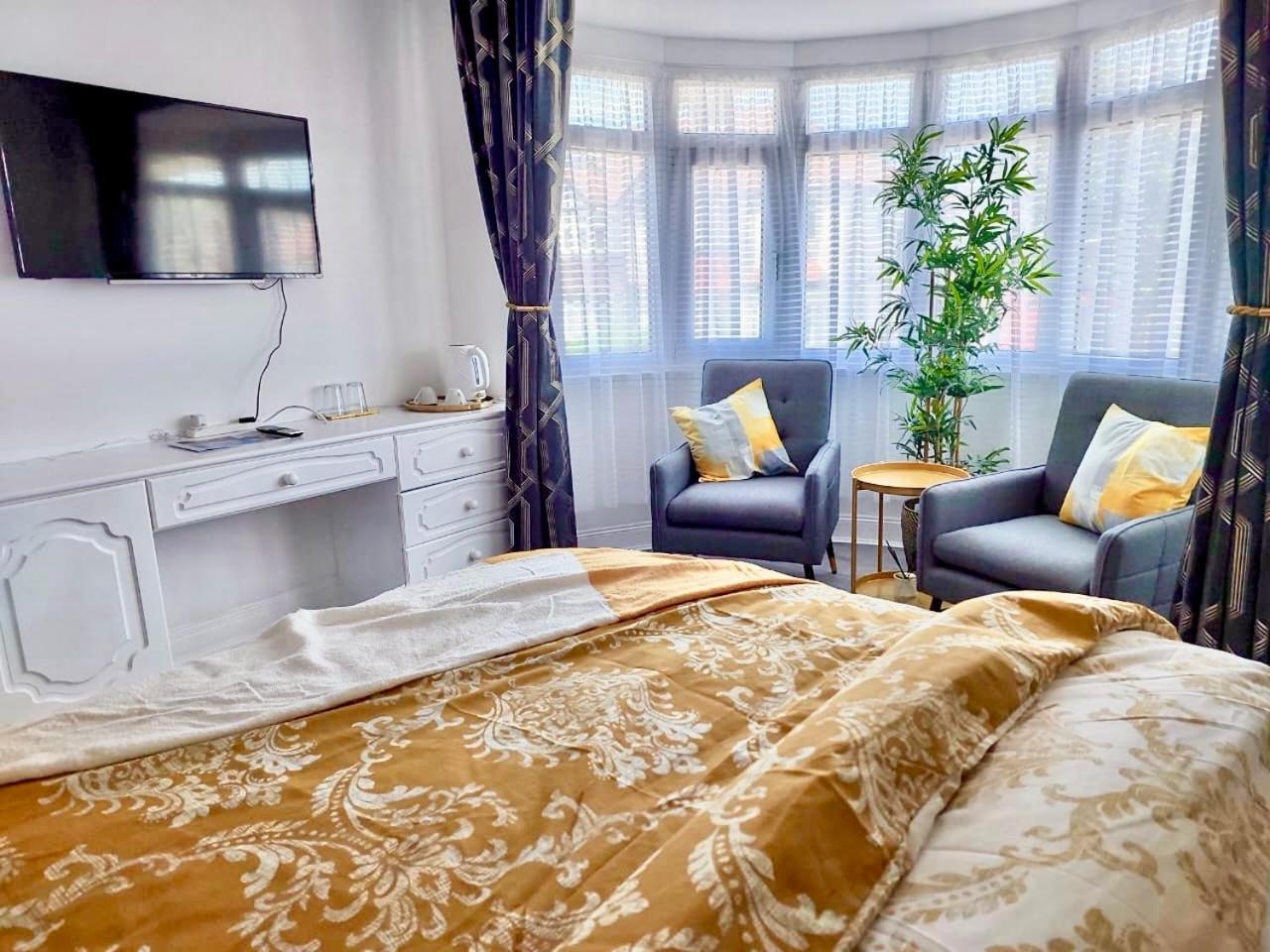 Deluxe King Suite photo 3