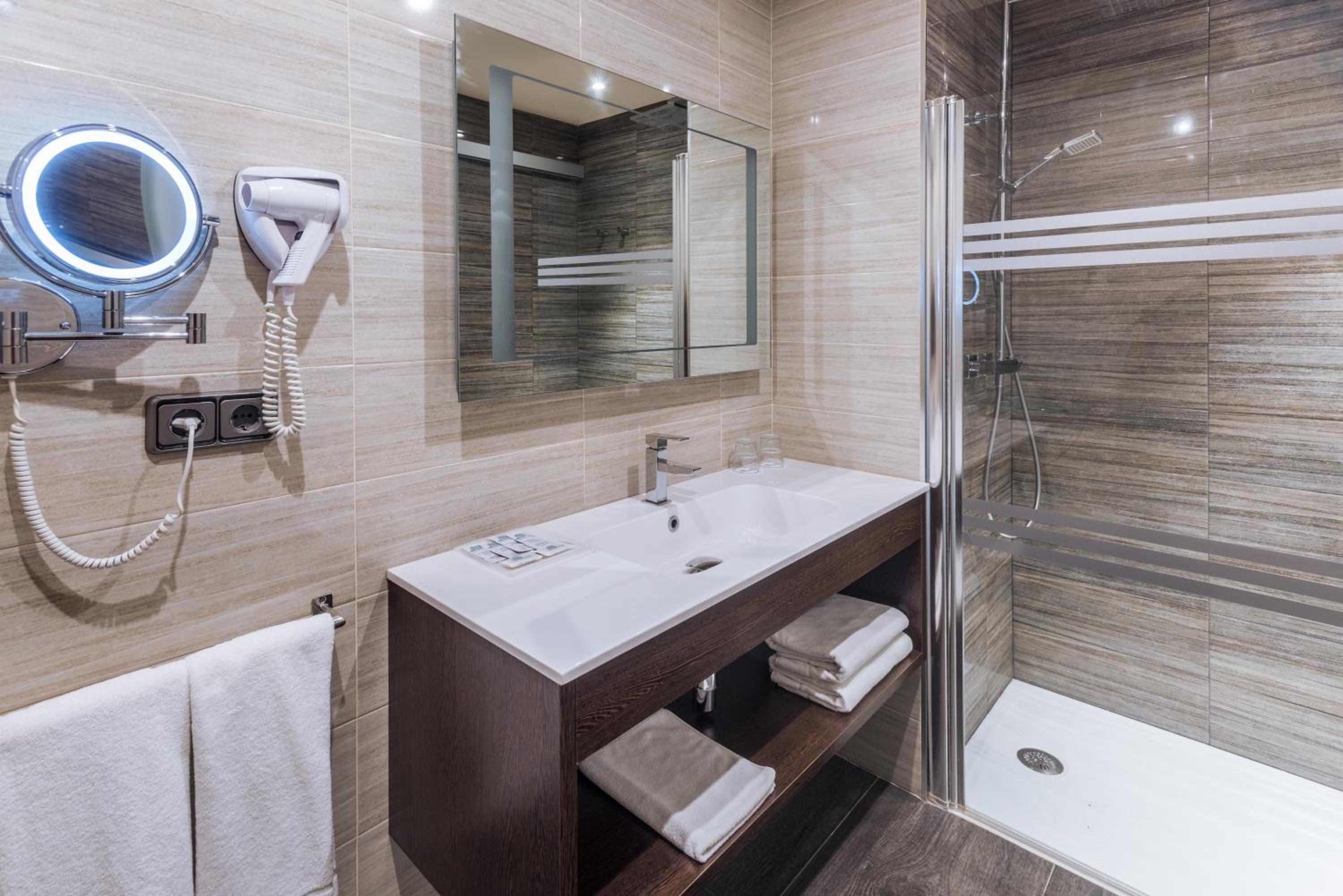 Triple Room (2 Adults + 1 Child) - Photo 7