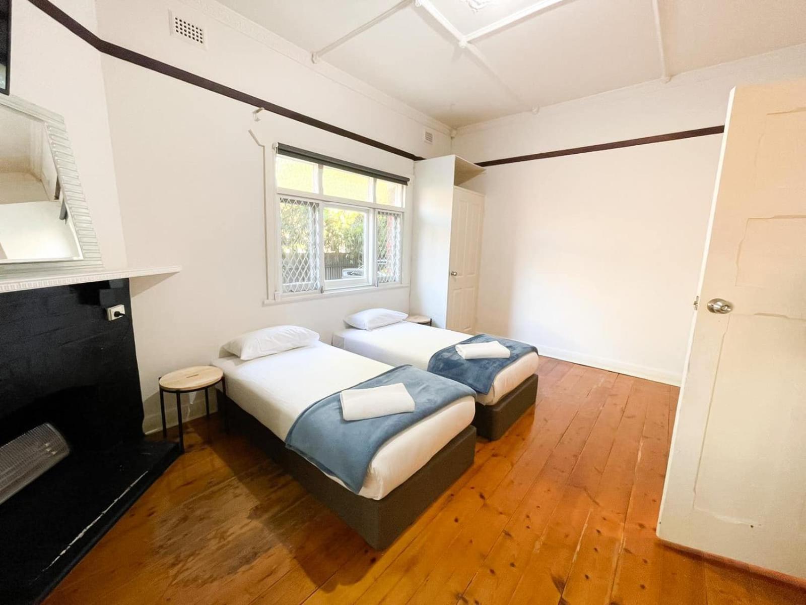 Eight-Bedroom House photo 2