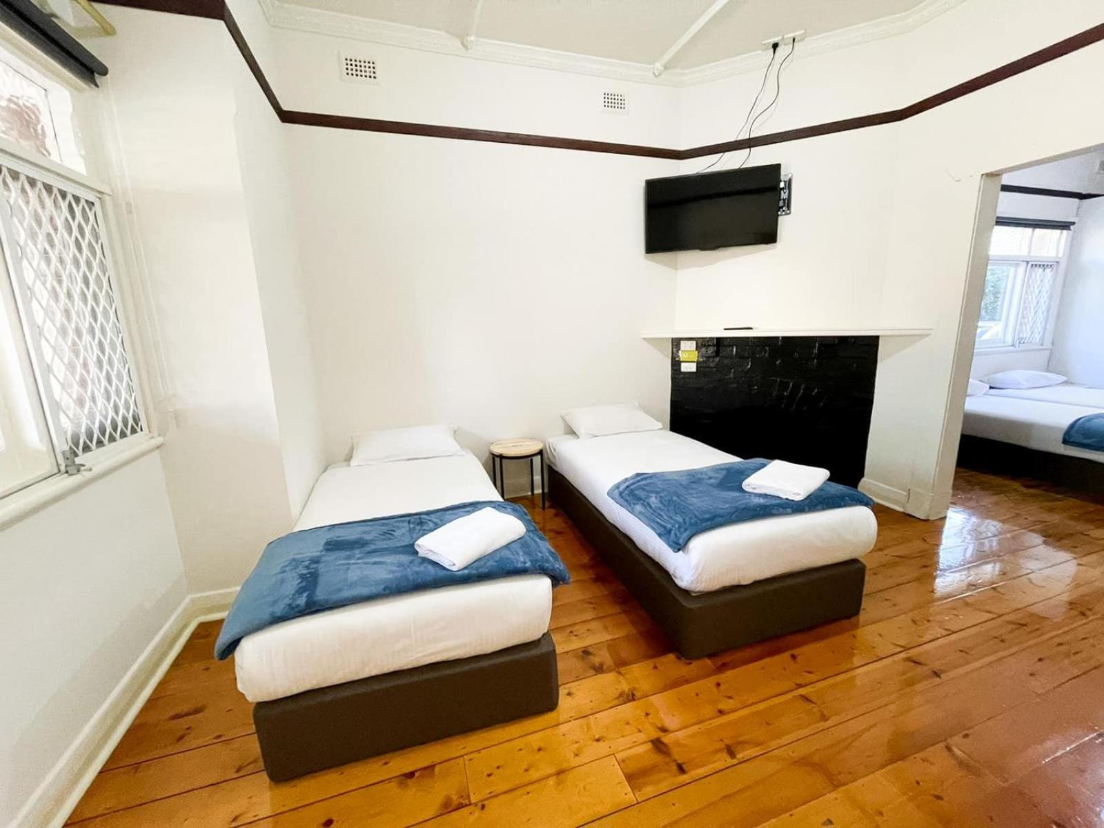 Eight-Bedroom House photo 3