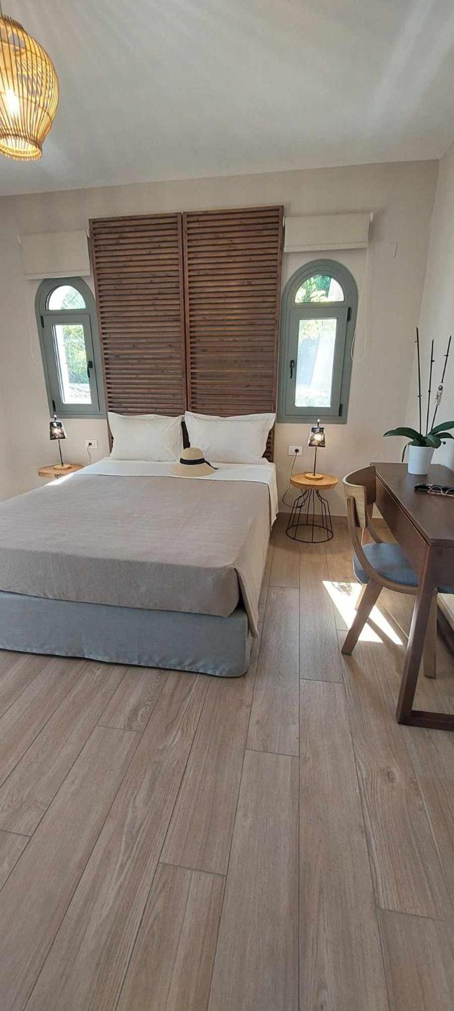 Deluxe Double Room with Balcony - Photo 8