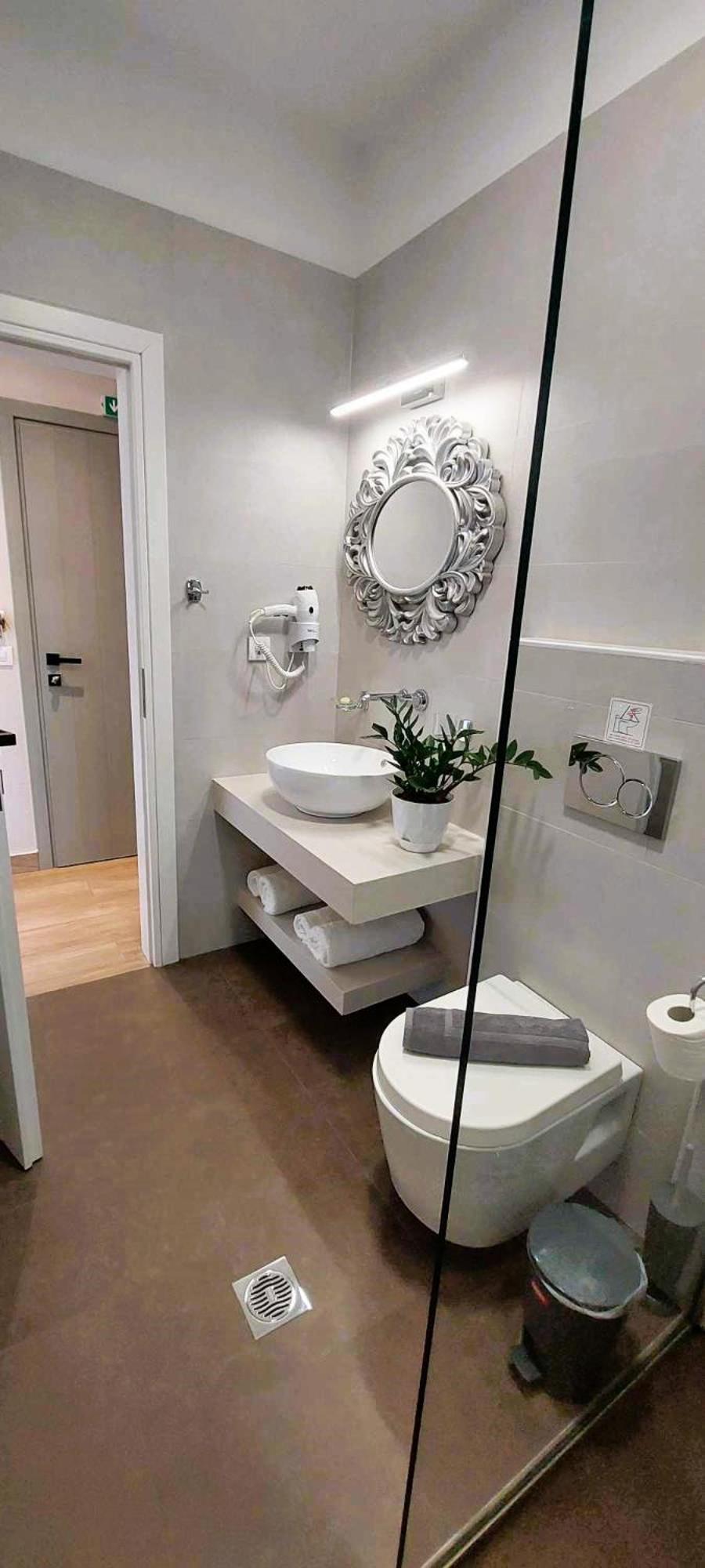 Deluxe Double Room with Balcony - Photo 13