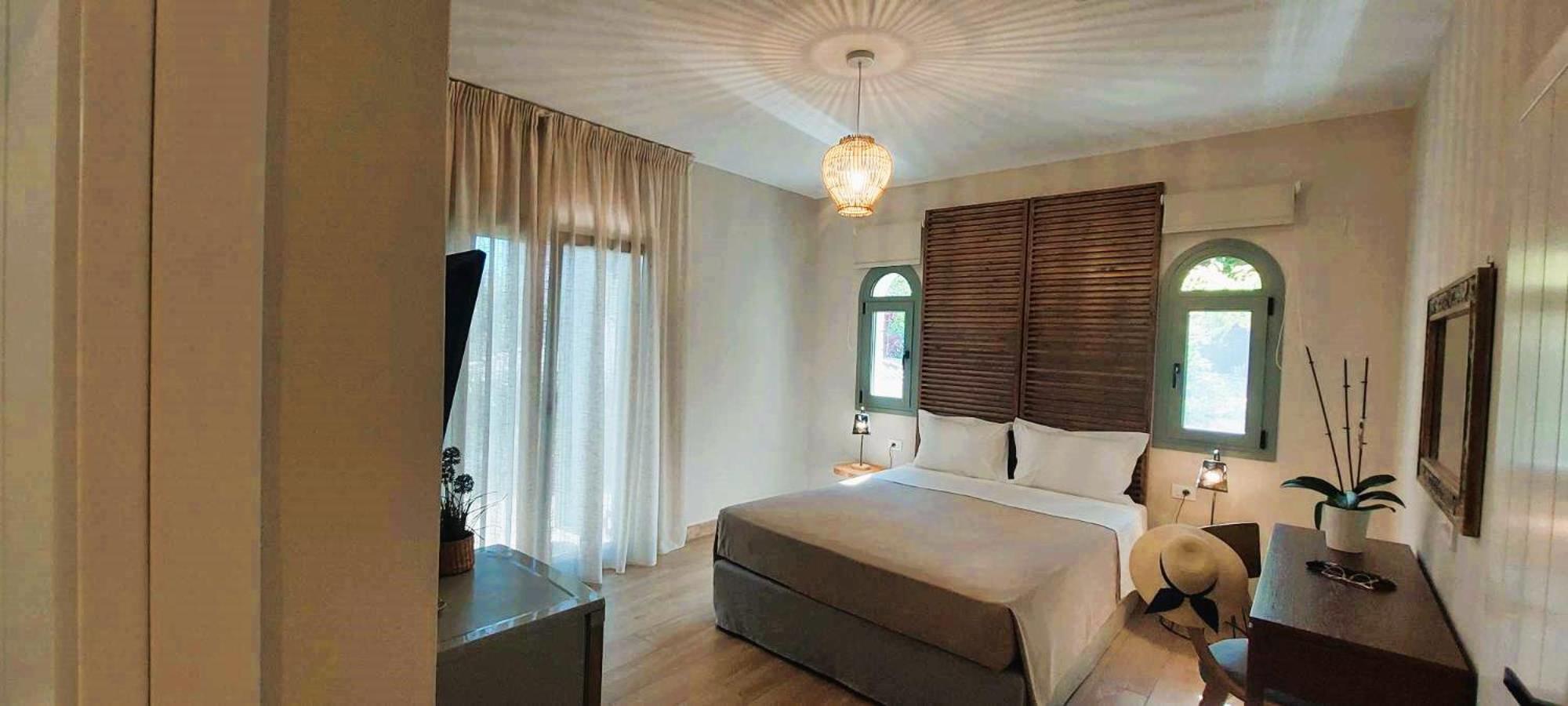 Deluxe Double Room with Balcony - Photo 18