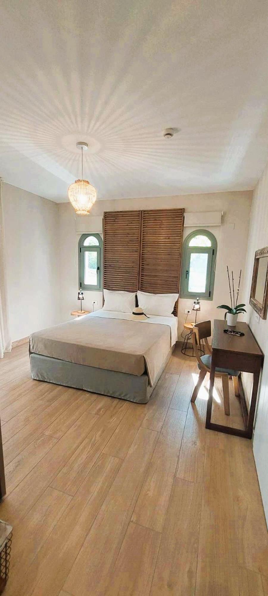 Deluxe Double Room with Balcony - Photo 15