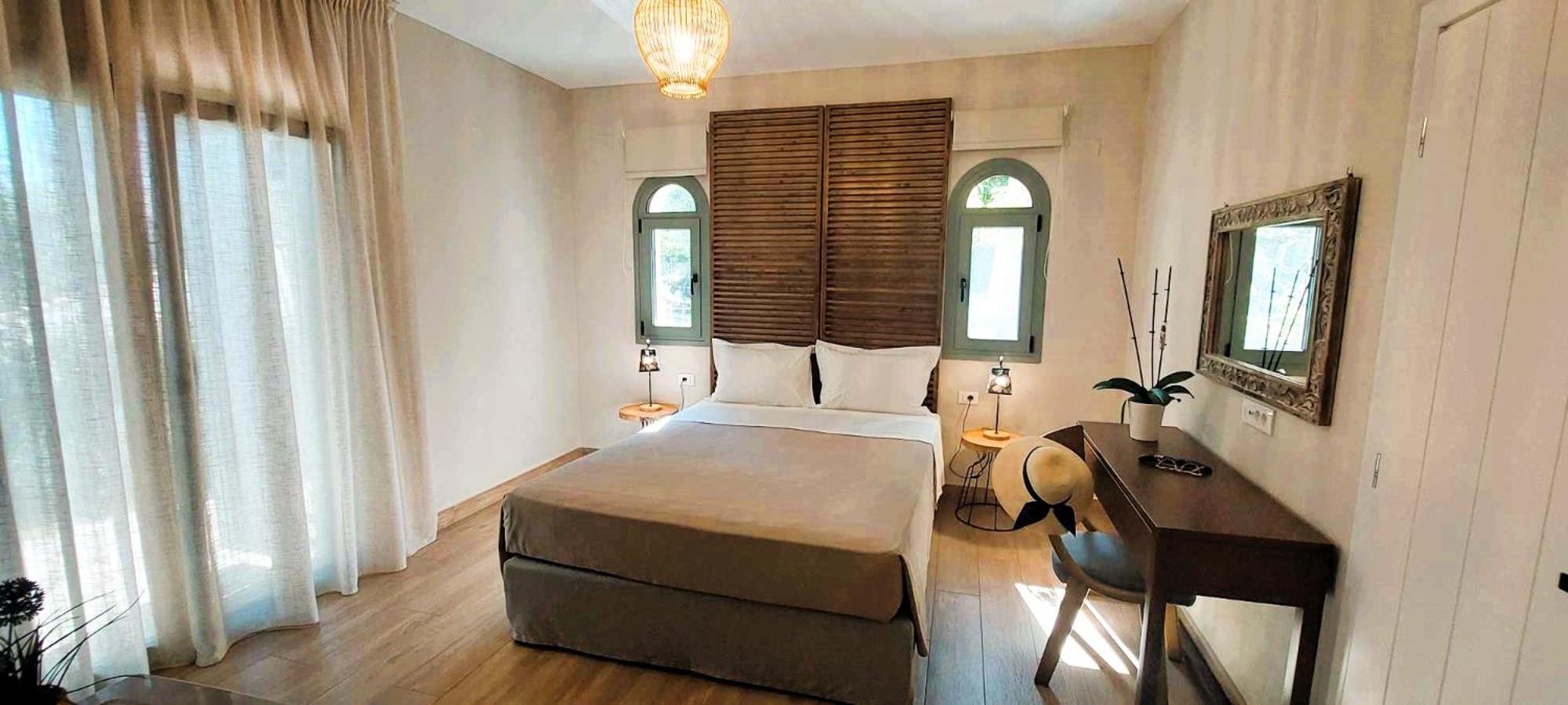 Deluxe Double Room with Balcony - Photo 17