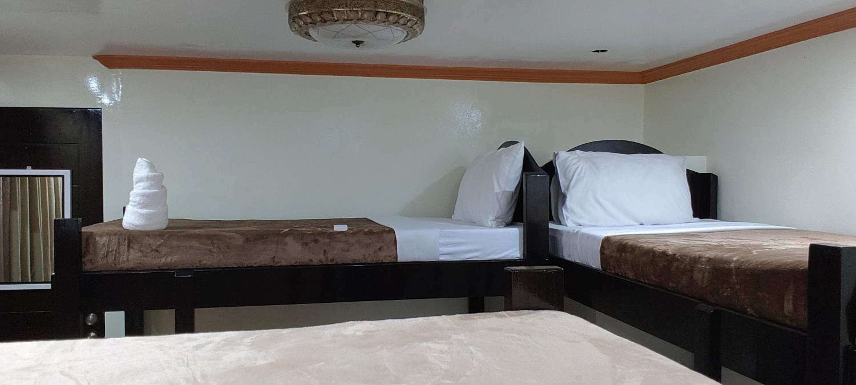 10-Bed Mixed Dormitory Room