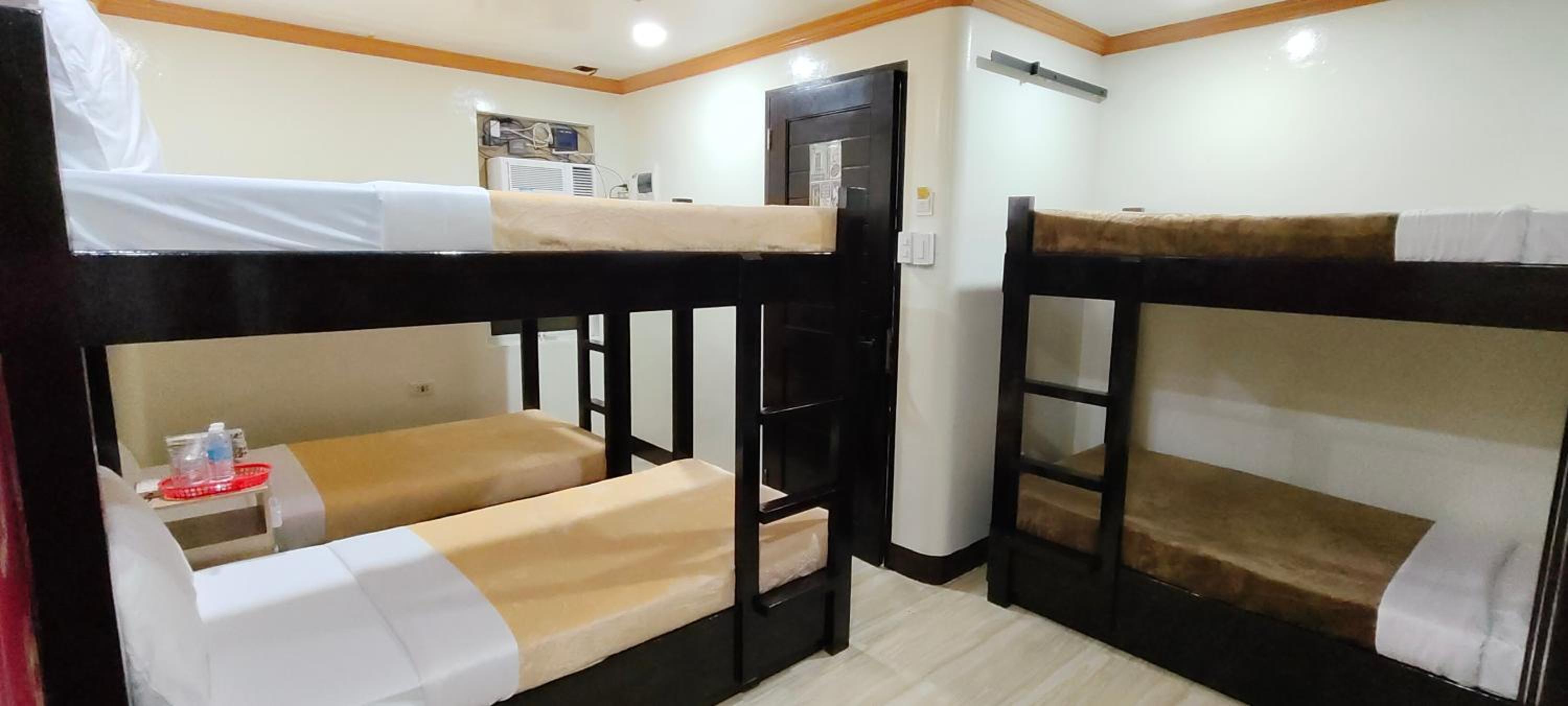 10-Bed Mixed Dormitory Room photo 3