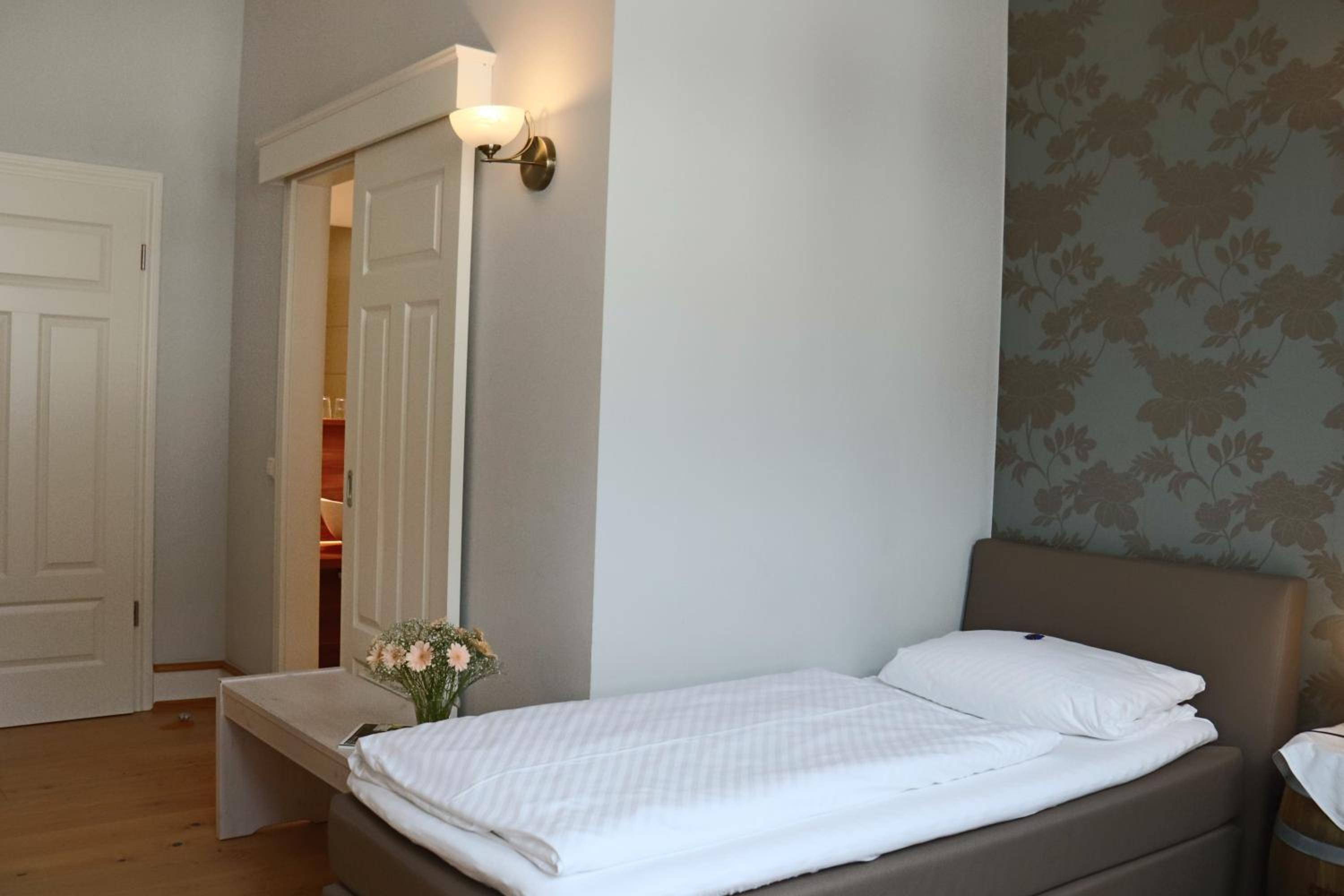 Twin Room with Bathroom photo 2