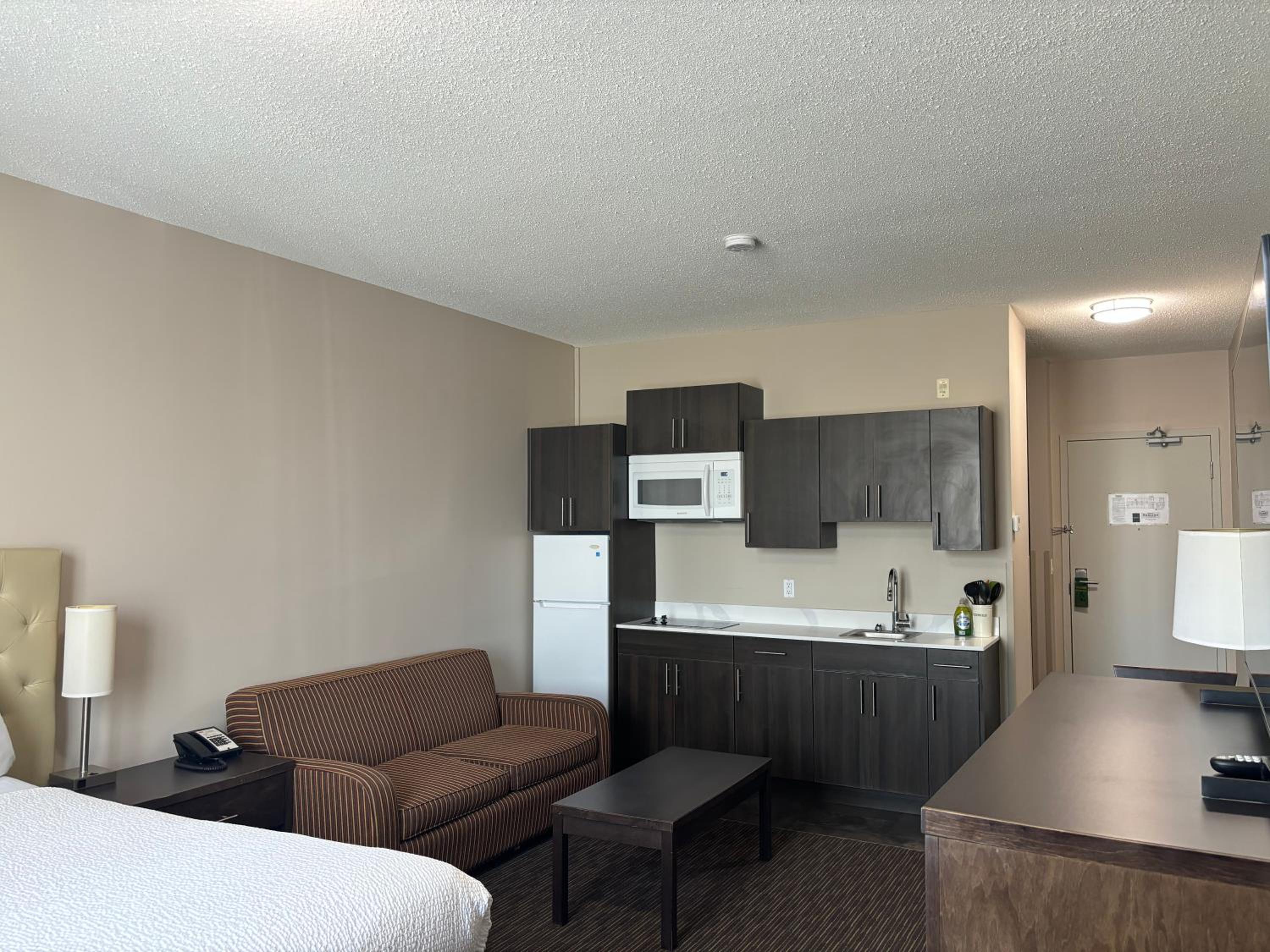 Queen Room with Kitchenette - Photo 8