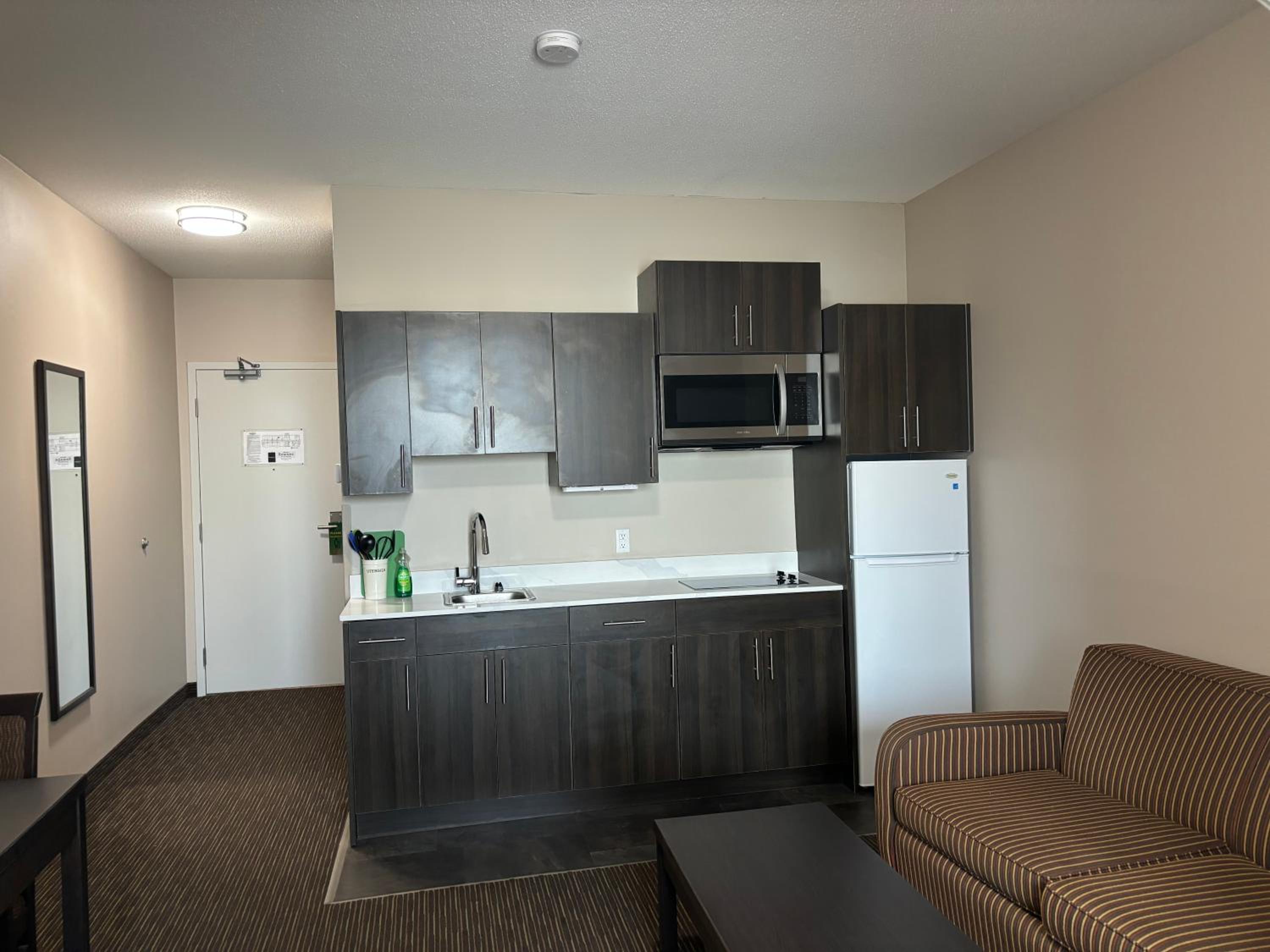 Queen Room with Kitchenette - Photo 2