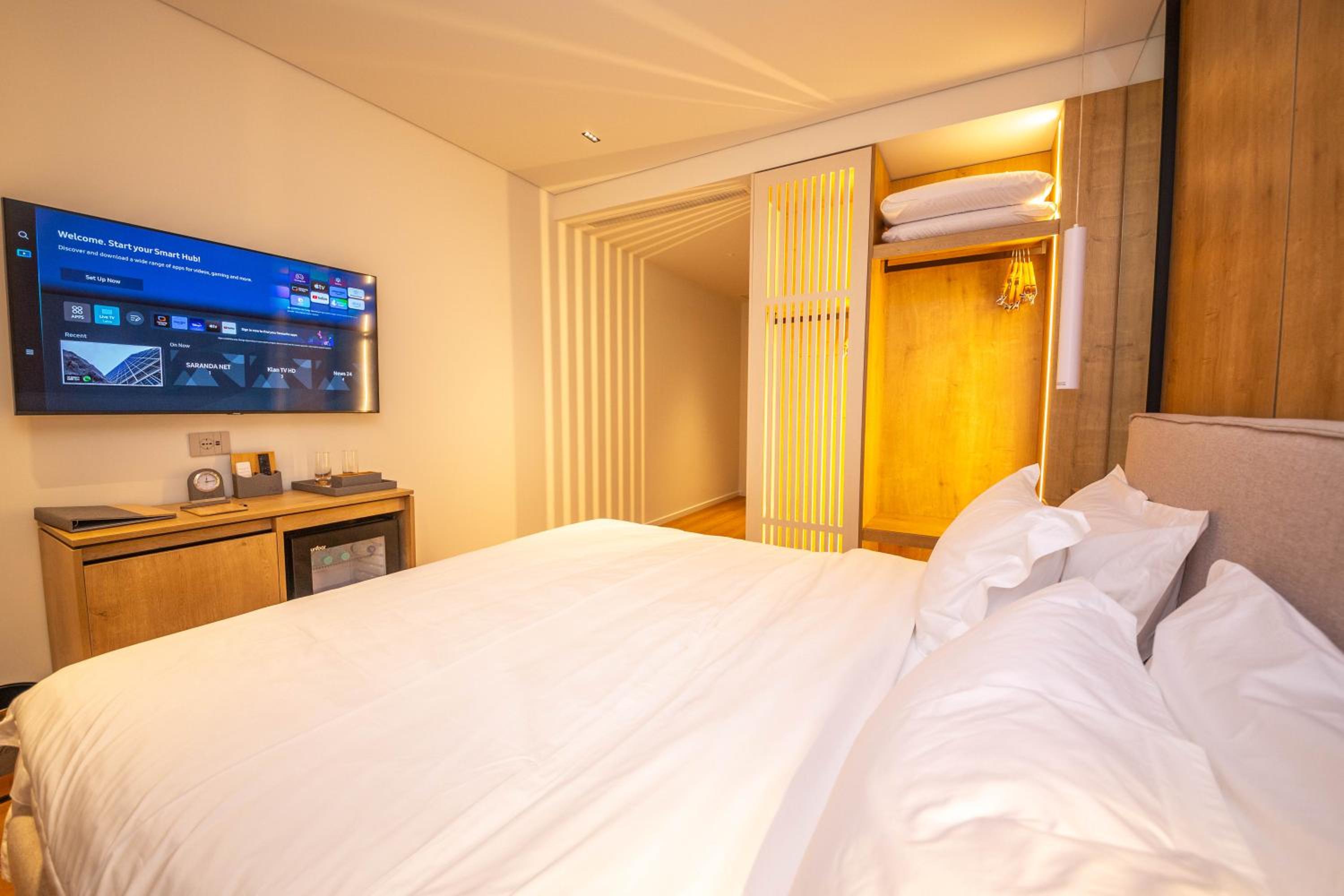 Deluxe Double Room with Balcony photo 2