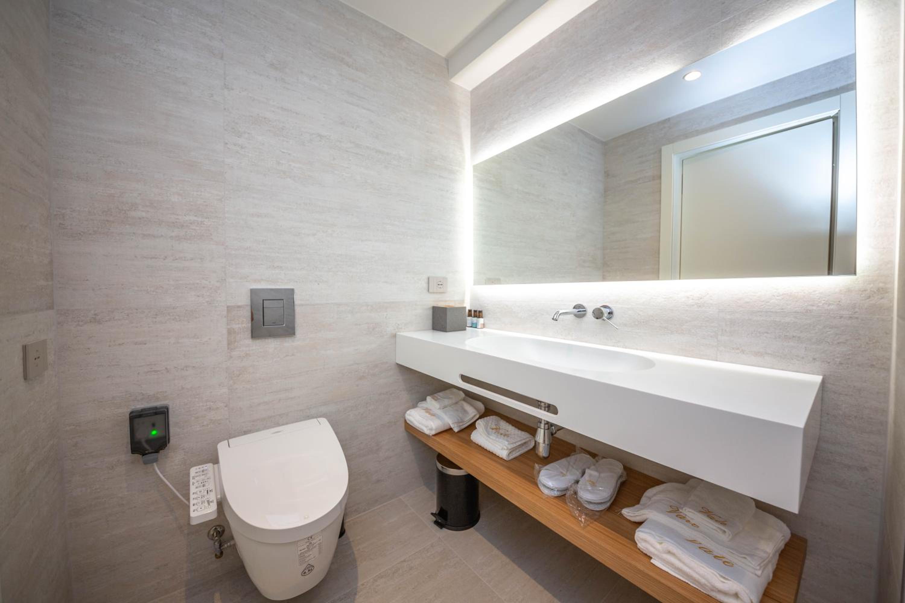 Deluxe Double Room with Balcony photo 3