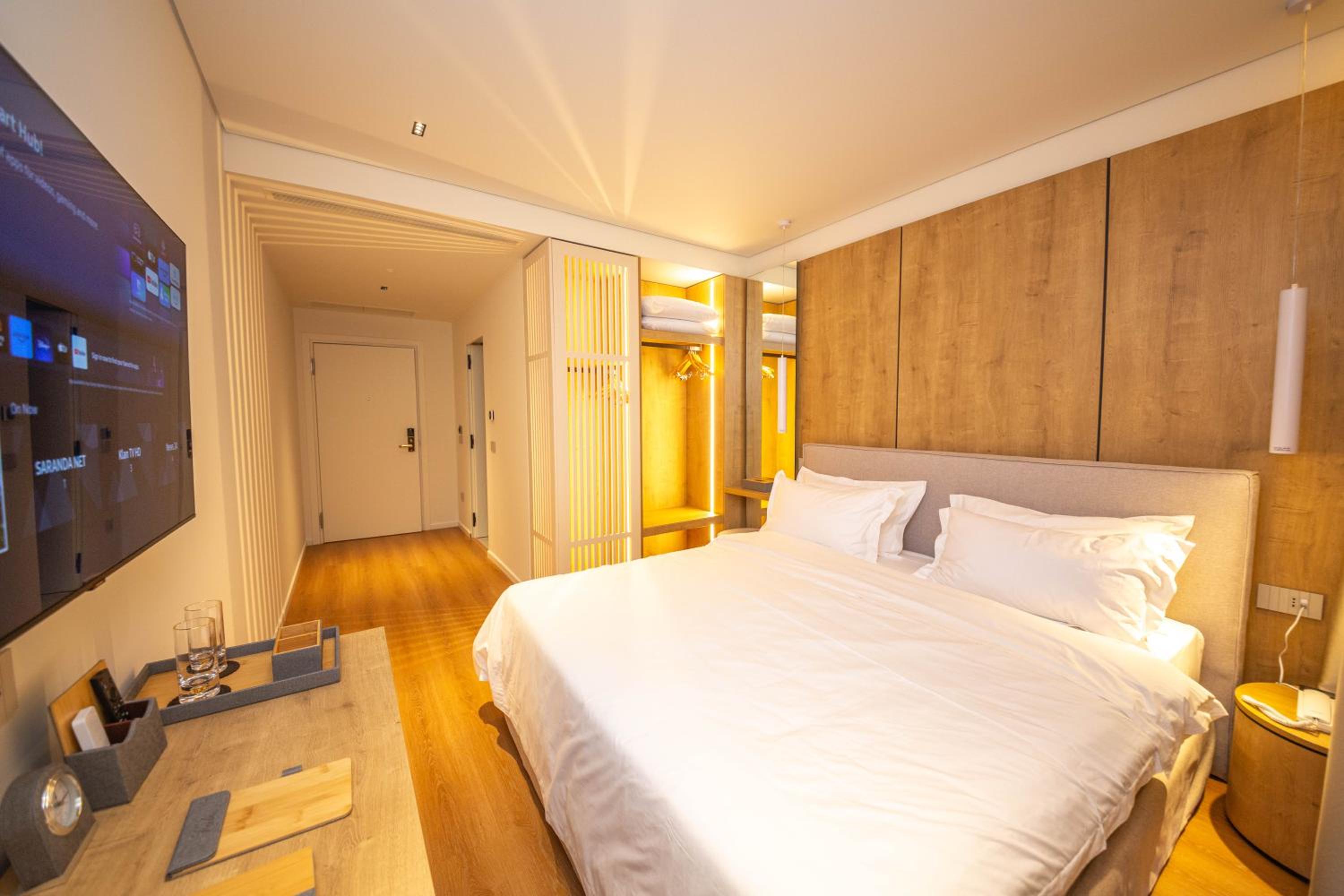 Deluxe Double Room with Side Sea View photo 3