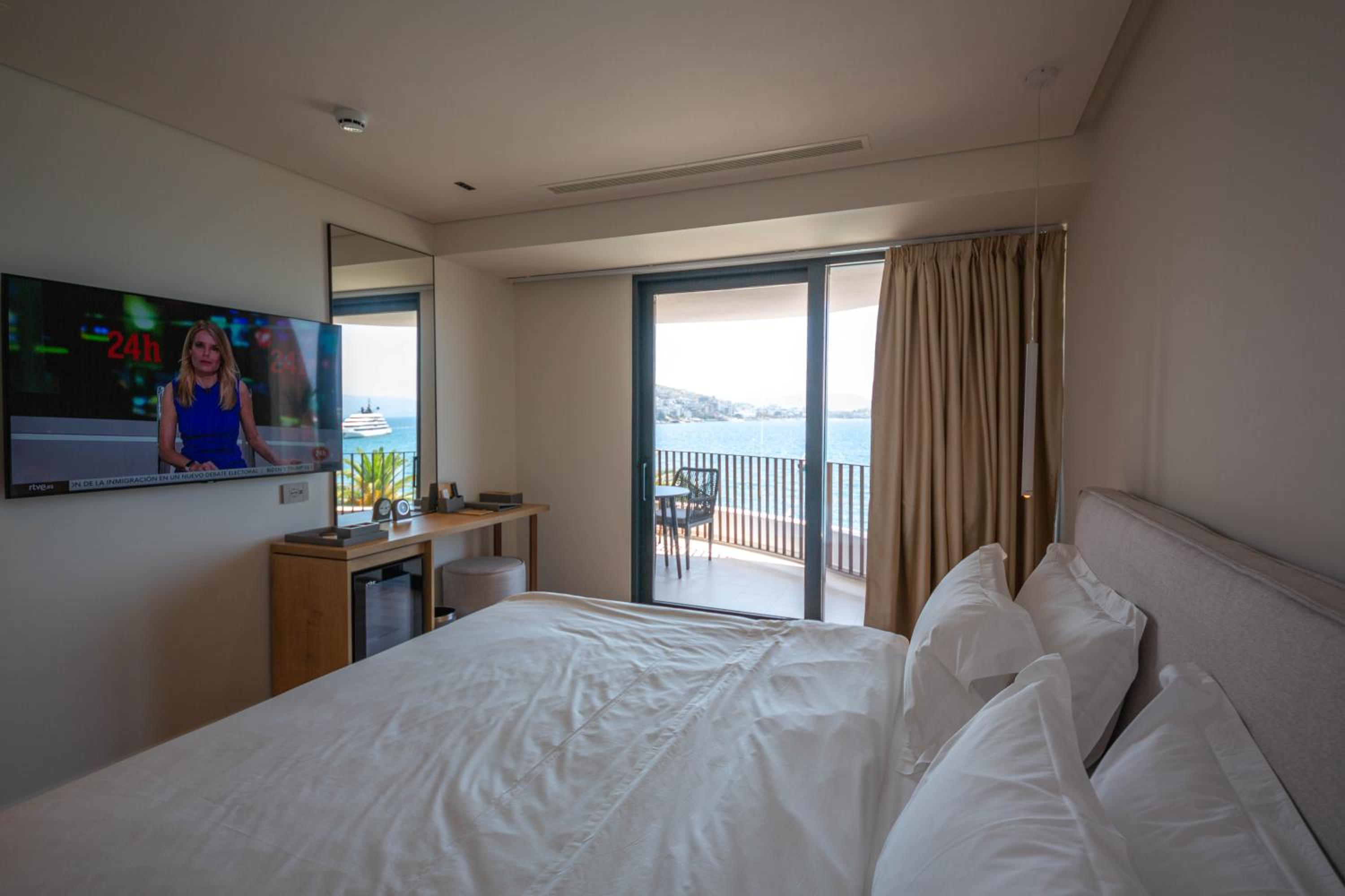 Deluxe Double Room with Balcony and Sea View