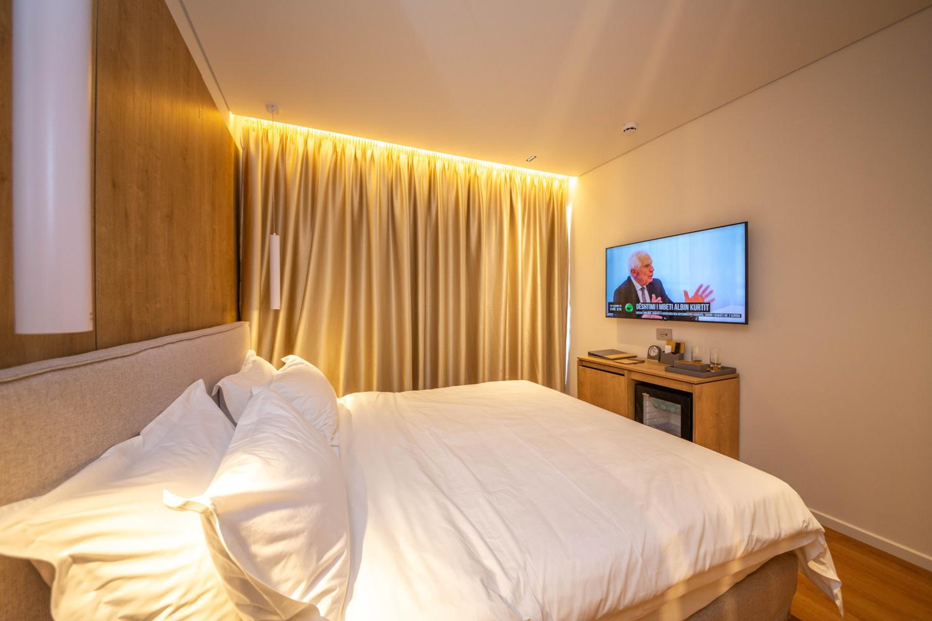 Deluxe Double Room with Side Sea View photo 2