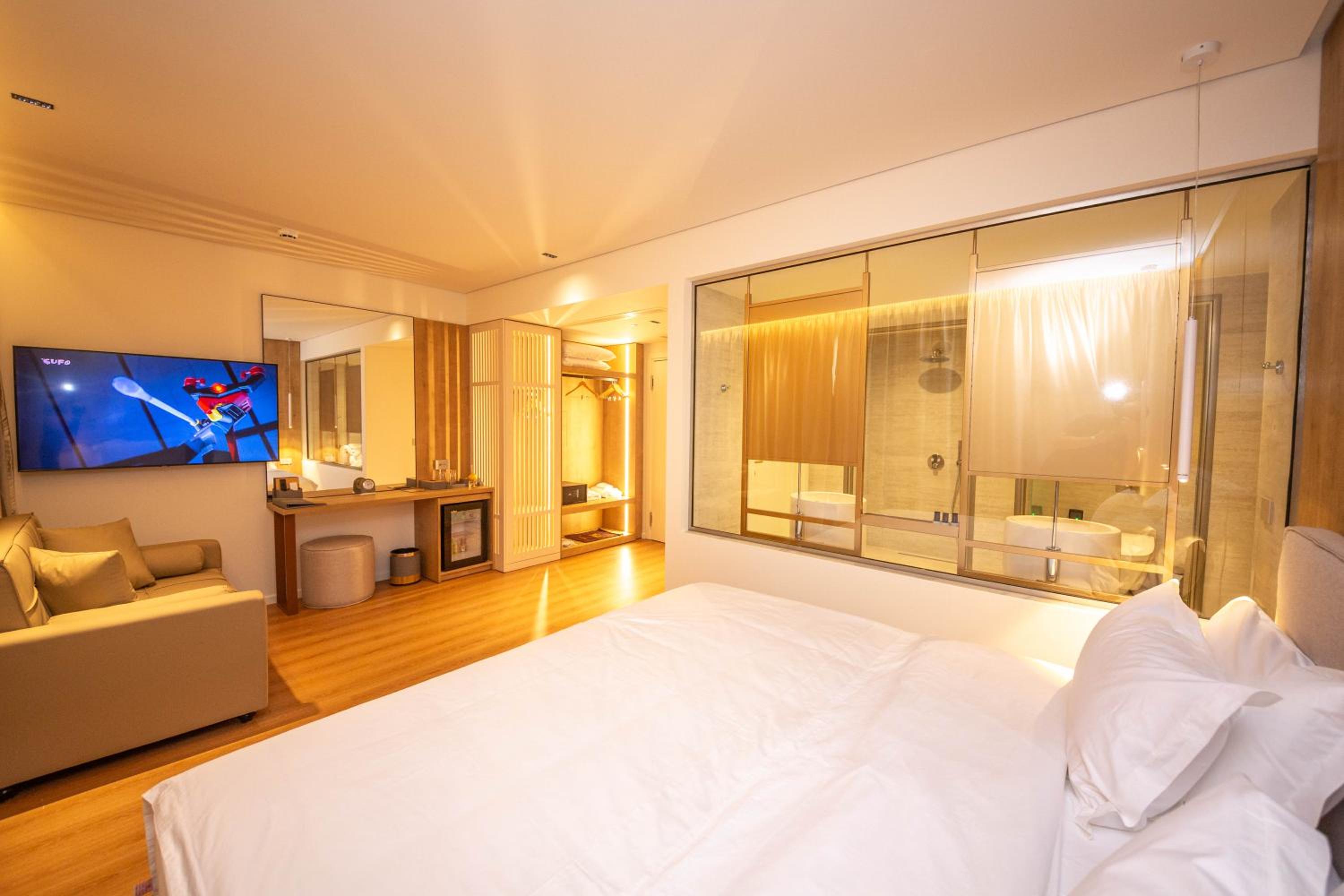 Deluxe Double Room (2 Adults + 1 Child)