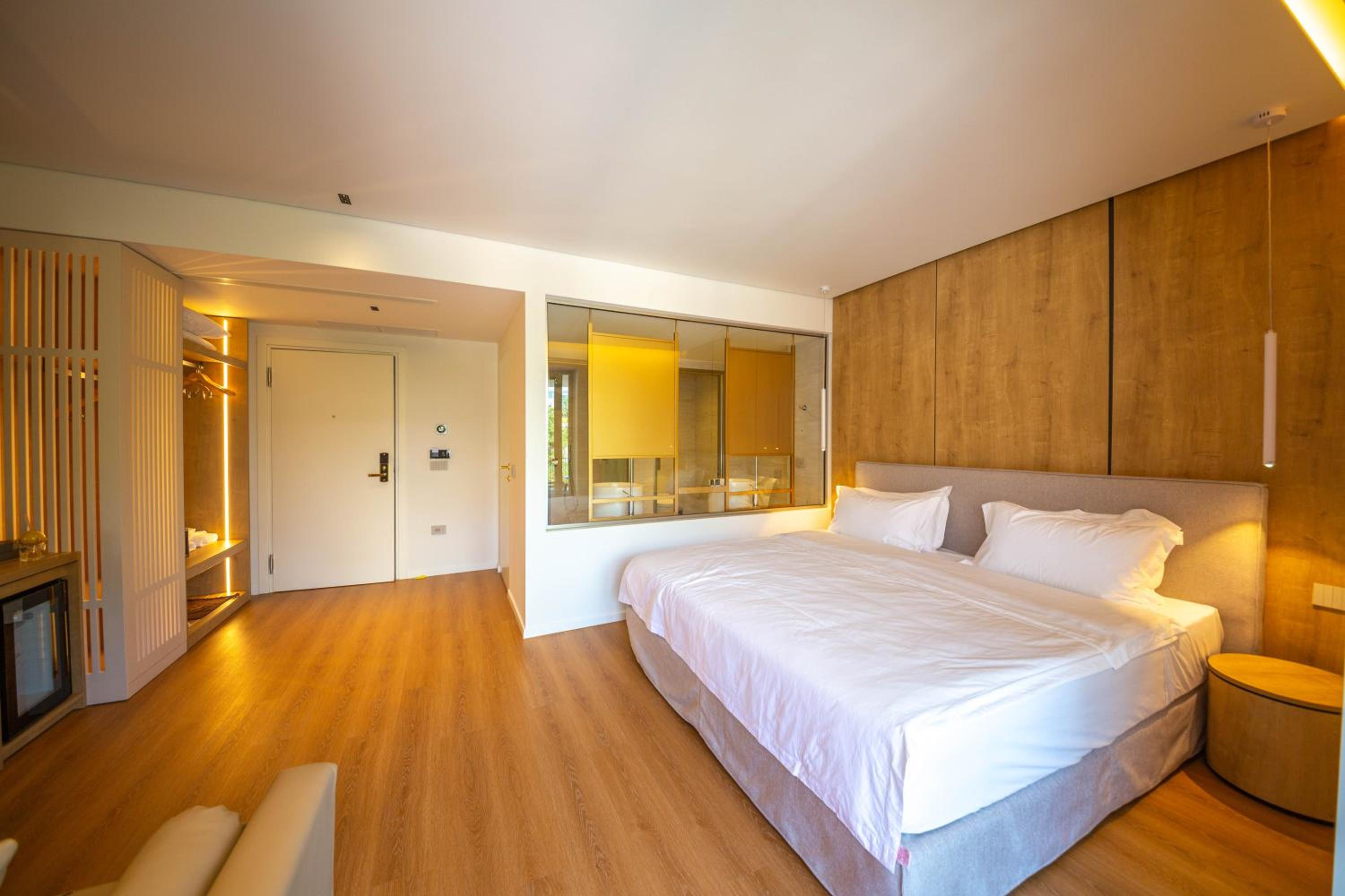 Deluxe Double Room (2 Adults + 1 Child) photo 2