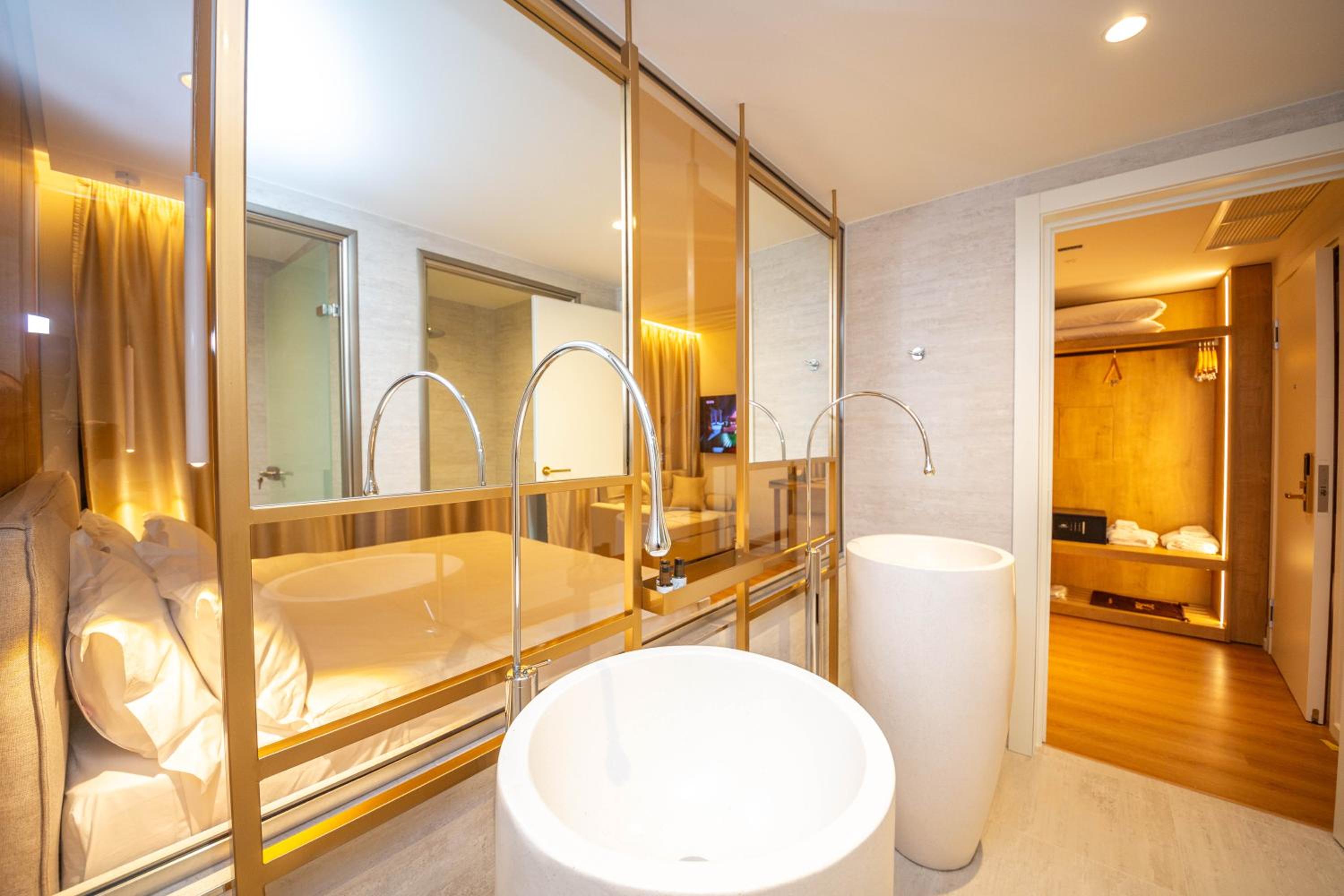 Deluxe Double Room (2 Adults + 1 Child) photo 3
