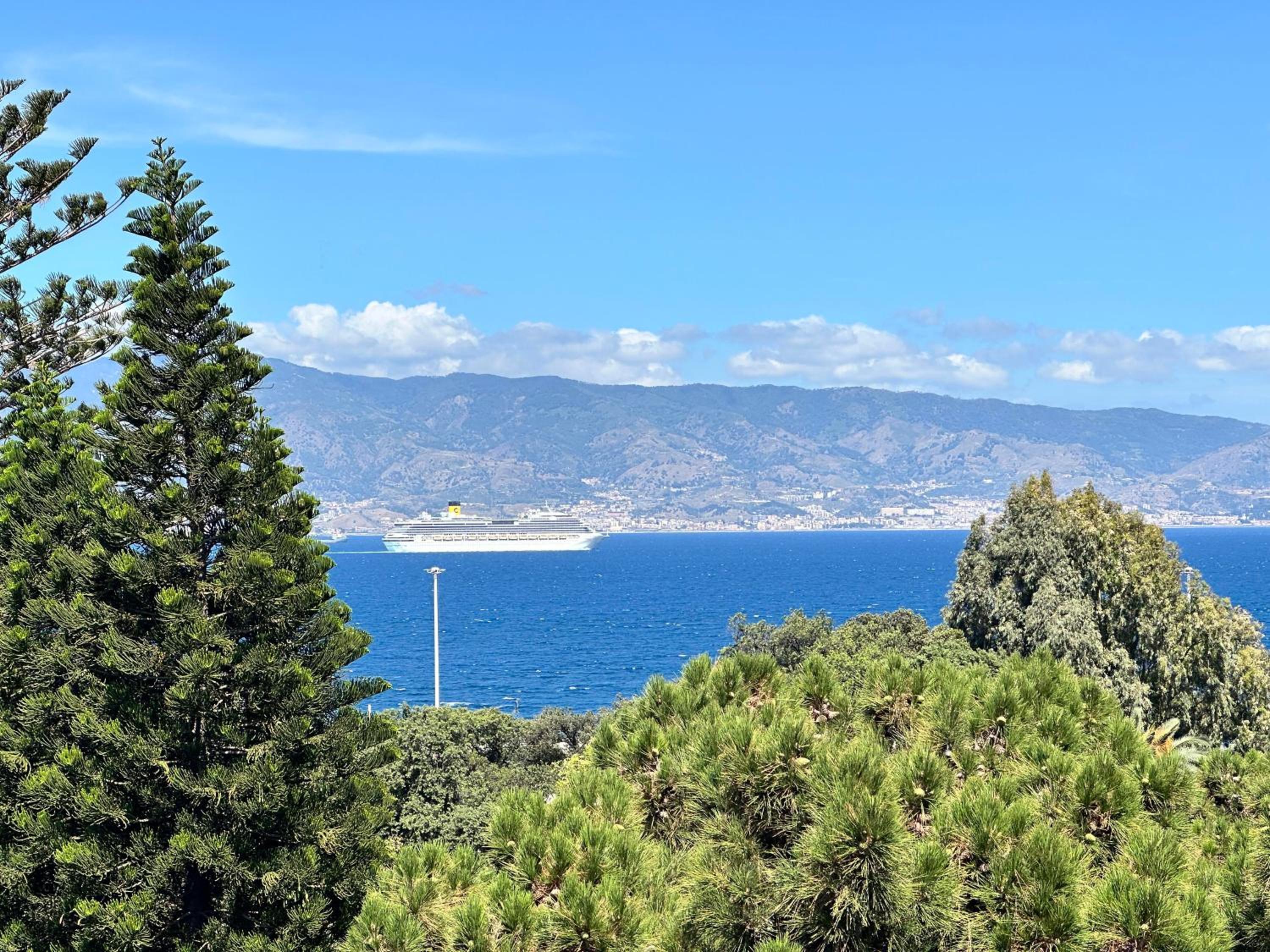 Deluxe Double Room with Balcony and Sea View photo 3