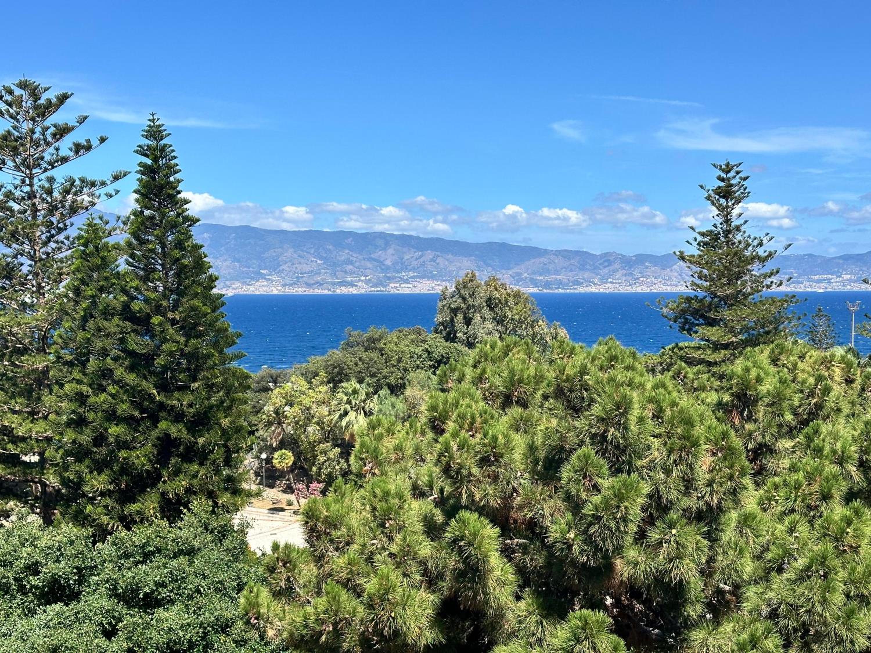 Deluxe Double Room with Balcony and Sea View photo 2
