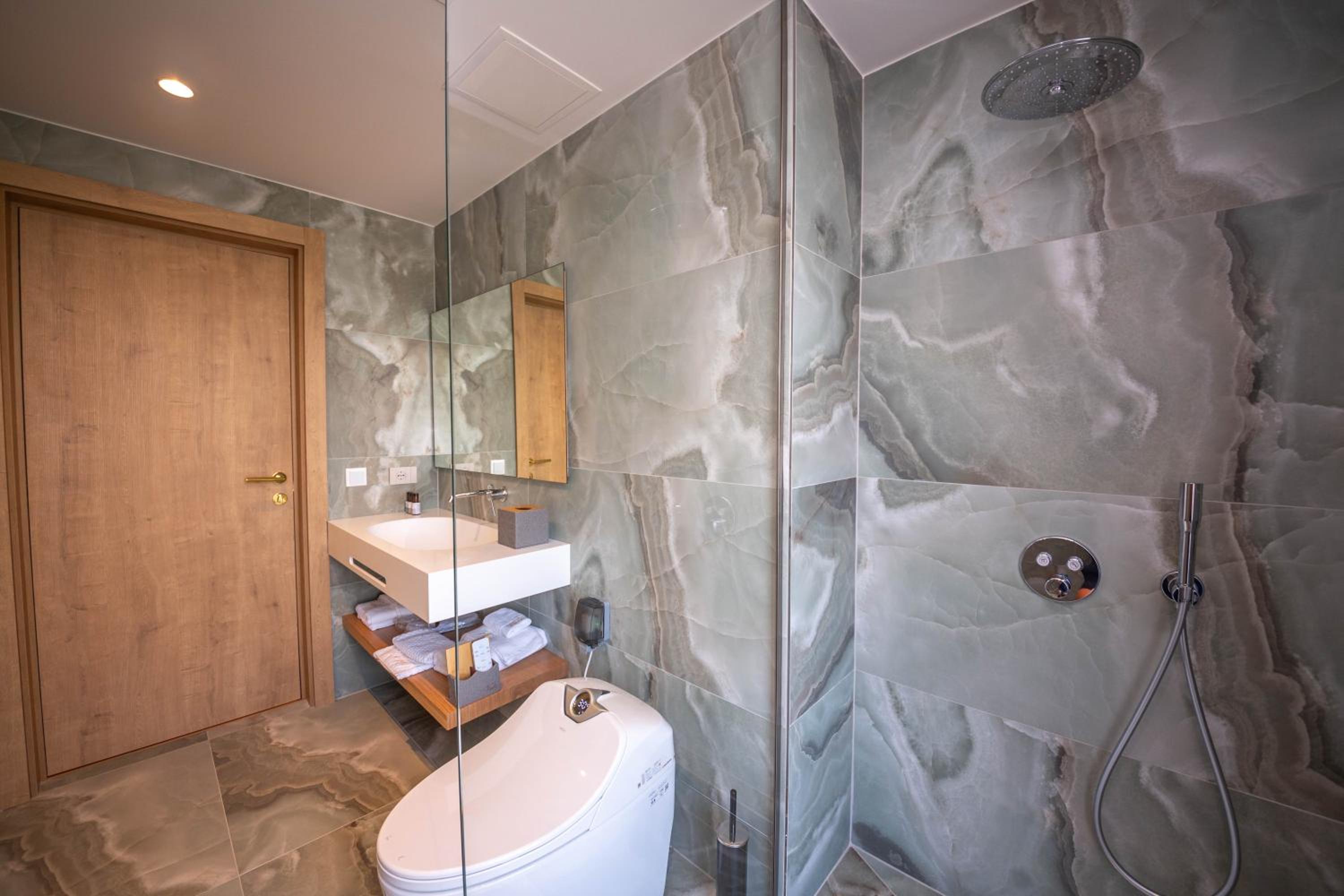 King Suite with Balcony photo 3