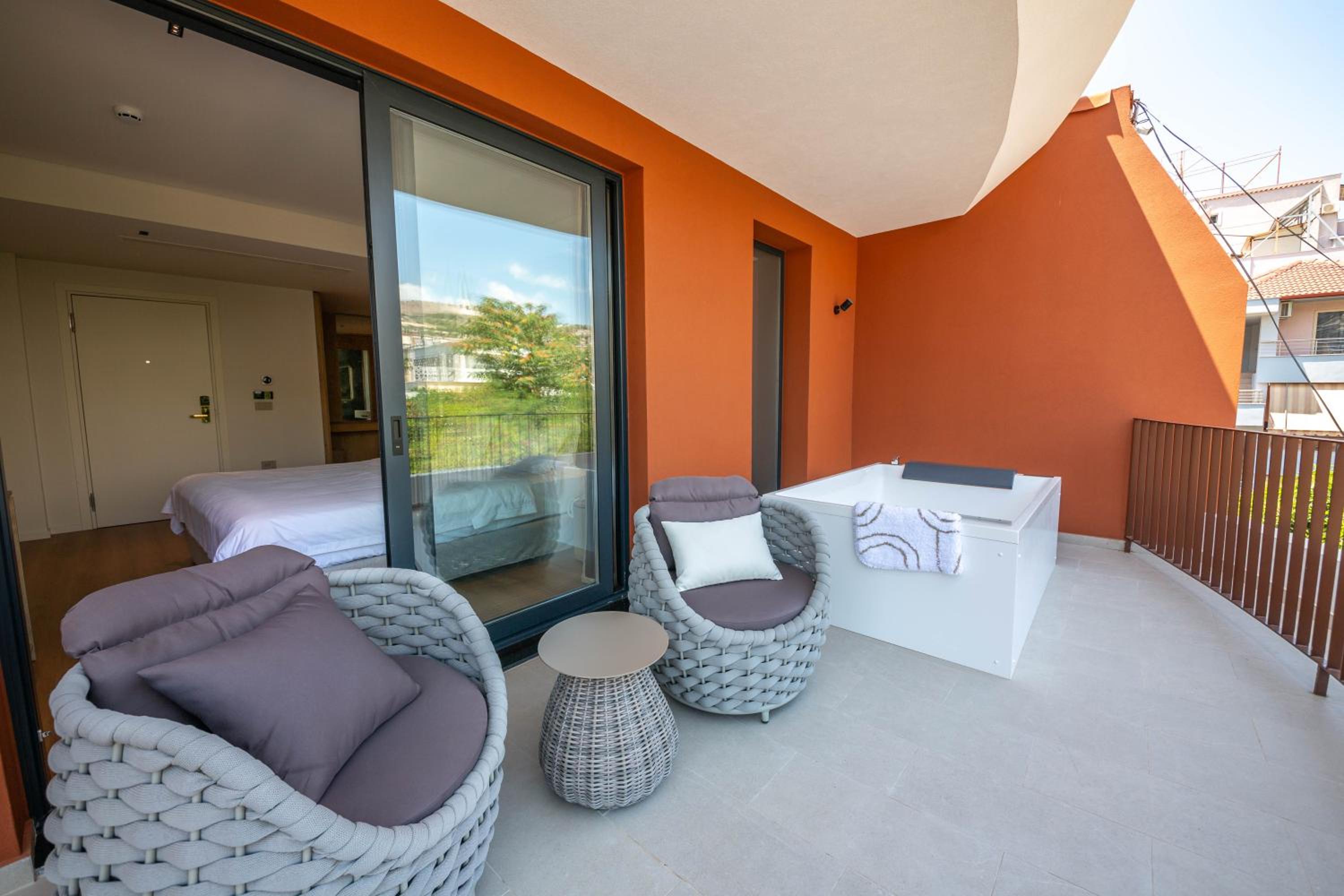 King Suite with Balcony photo 2
