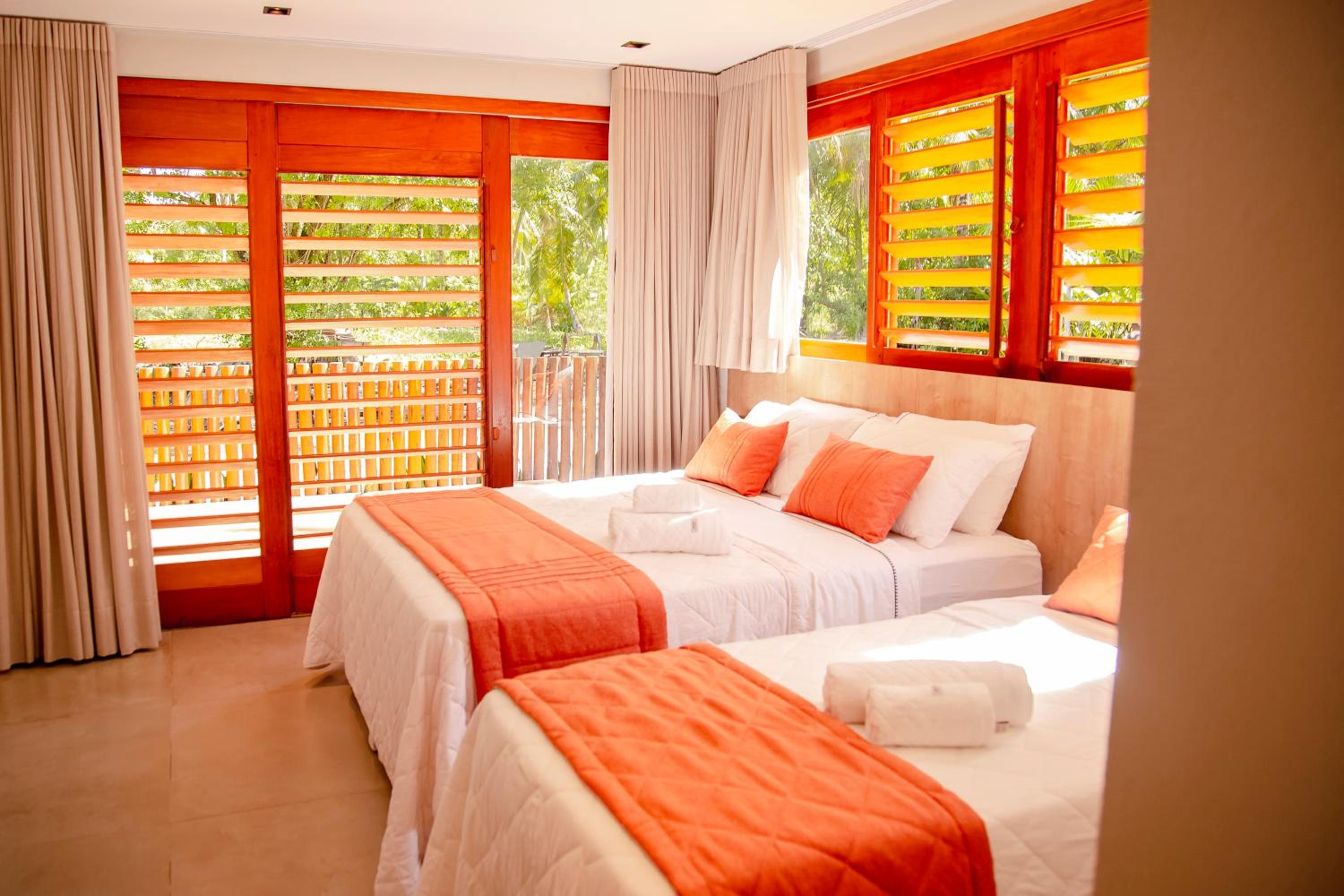 Six-Bedroom House photo 1