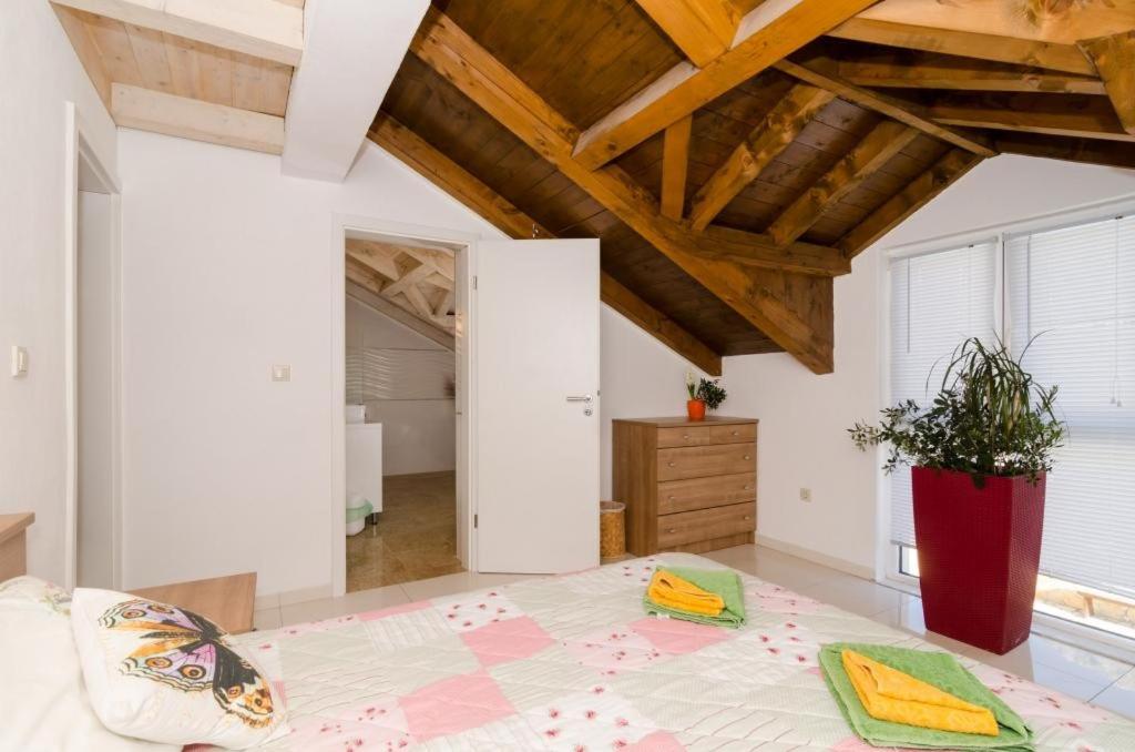 Four Bedroom Villa with Swimming Pool photo 2