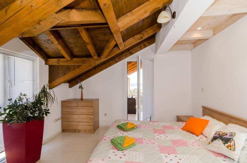 Four Bedroom Villa with Swimming Pool photo 3