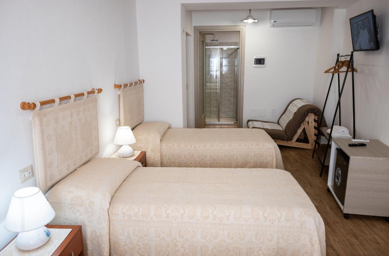 Triple Room with Private Bathroom photo 3
