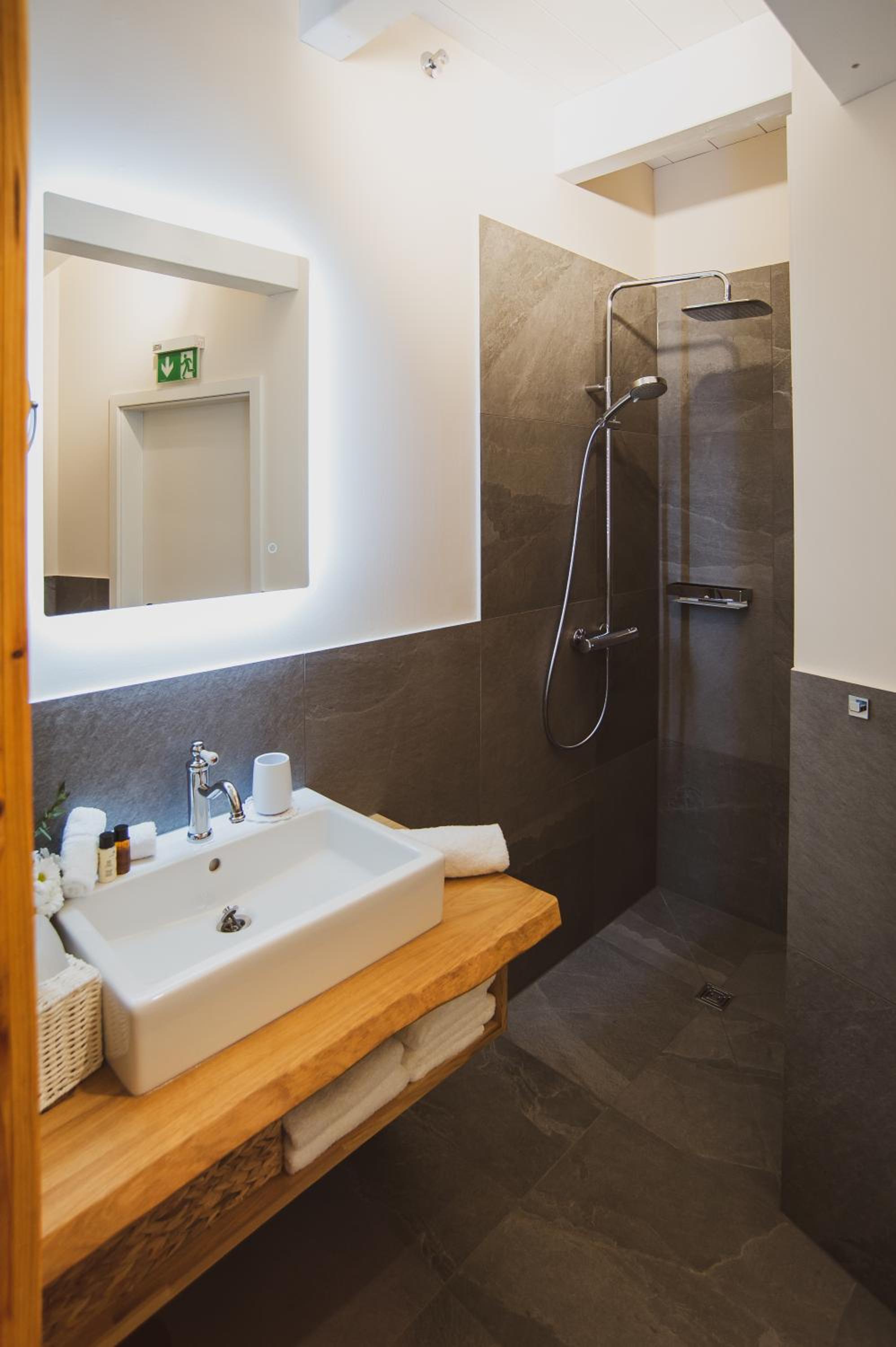 Deluxe King Room - Photo 17