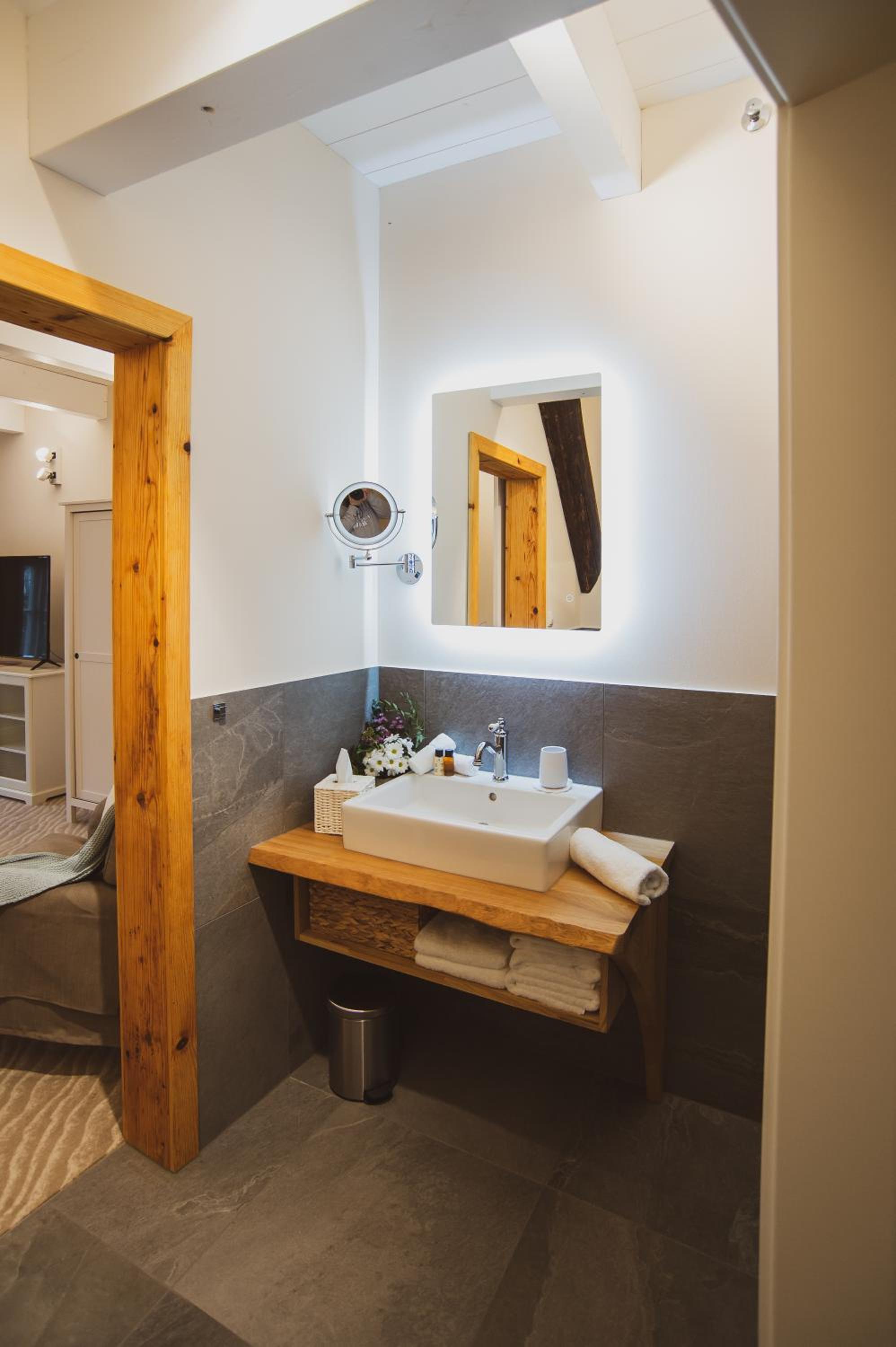 Deluxe King Room - Photo 16