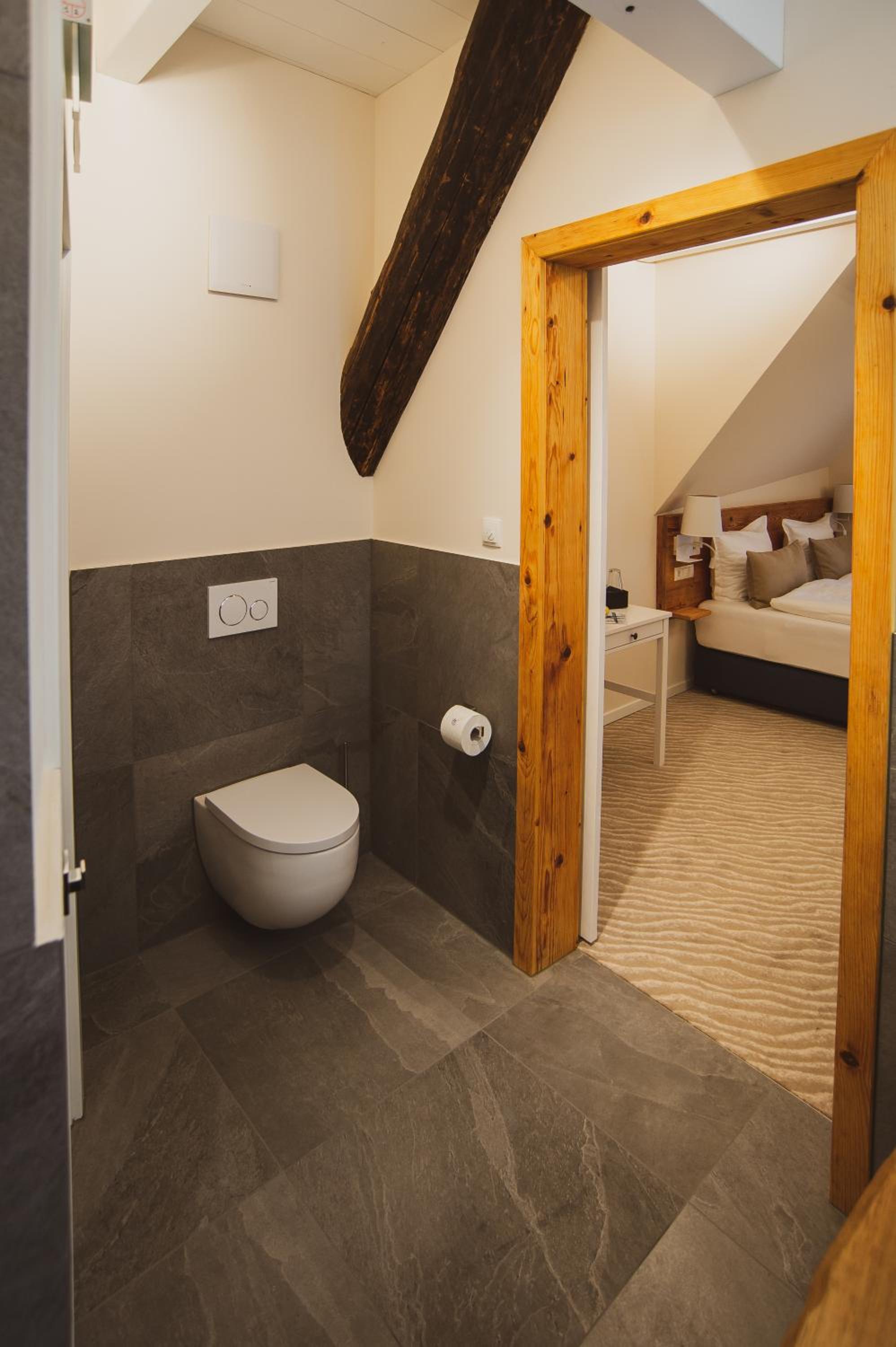 Deluxe King Room - Photo 14