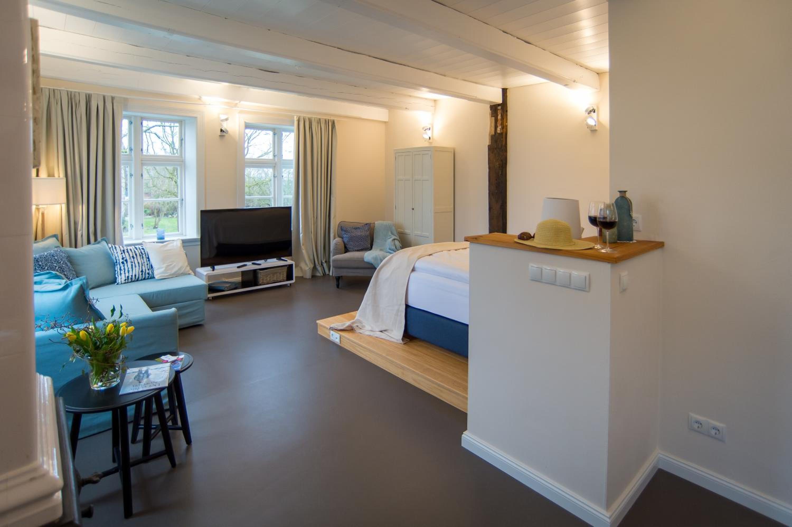 Deluxe King Suite - Photo 18