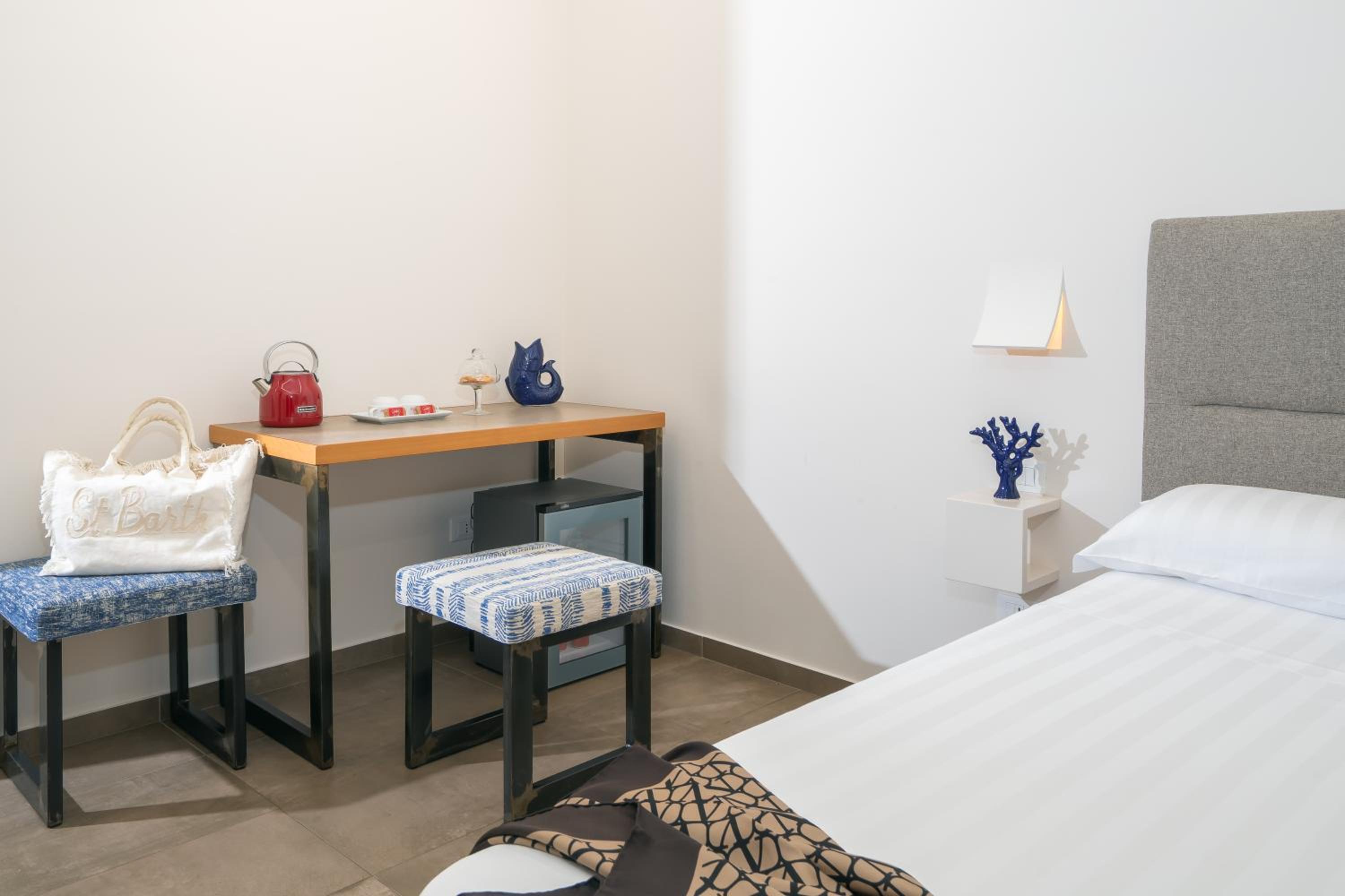 Deluxe Double Room with Side Sea View photo 2