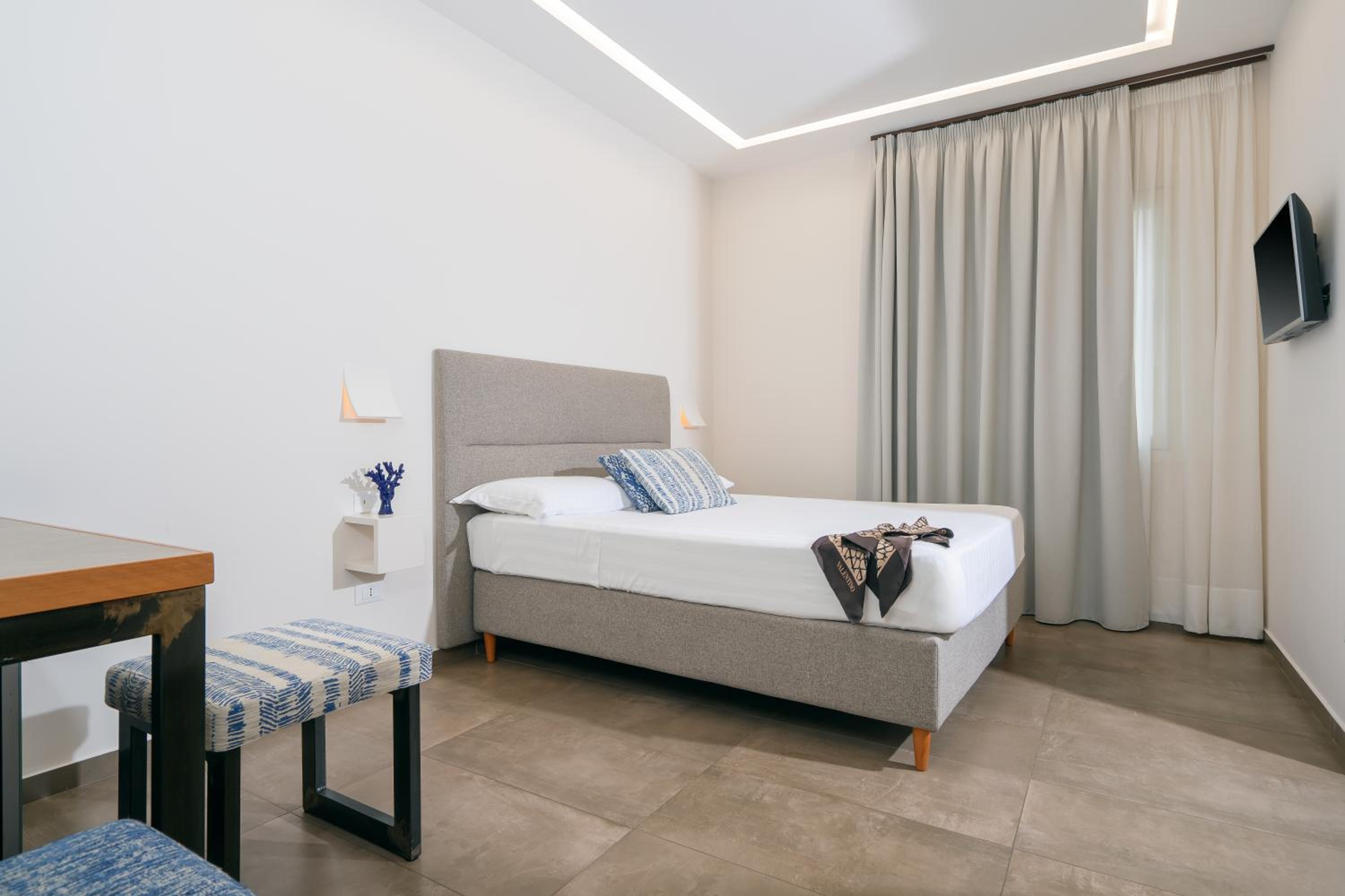 Deluxe Double Room with Side Sea View
