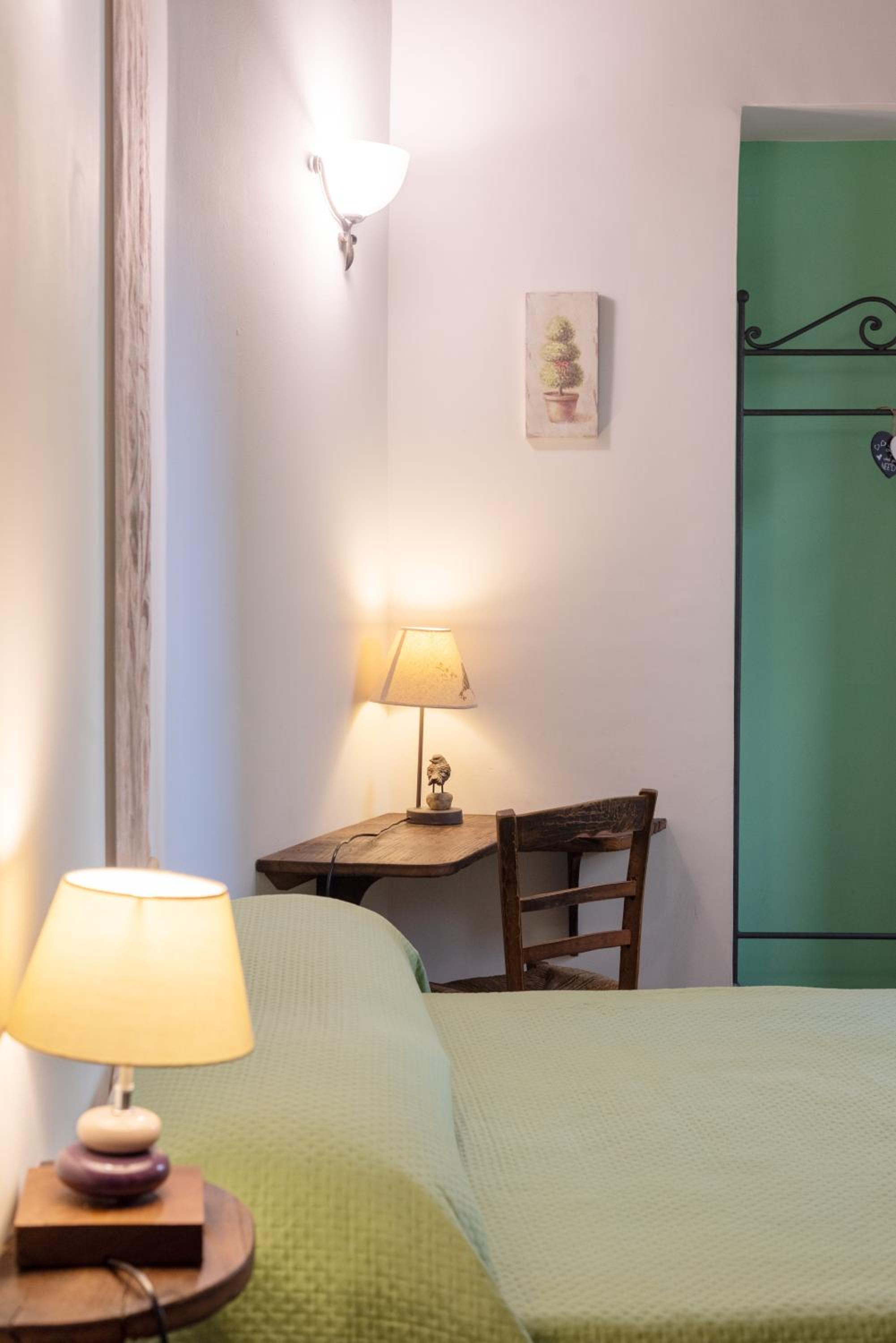 Budget Double Room - Photo 10