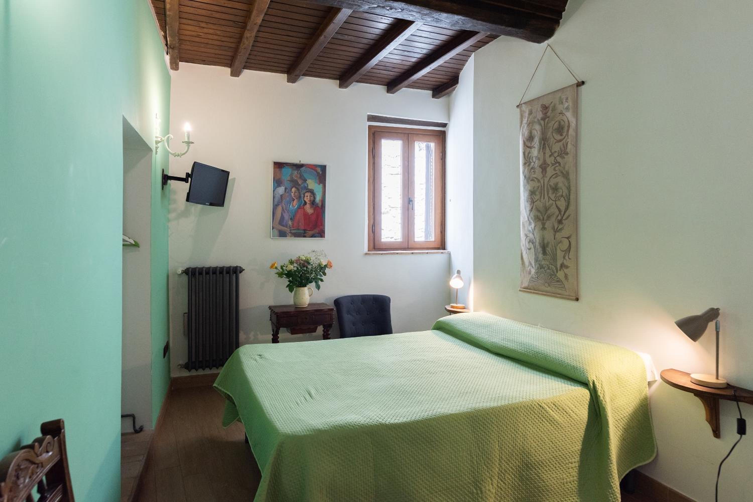 Budget Double Room - Photo 11