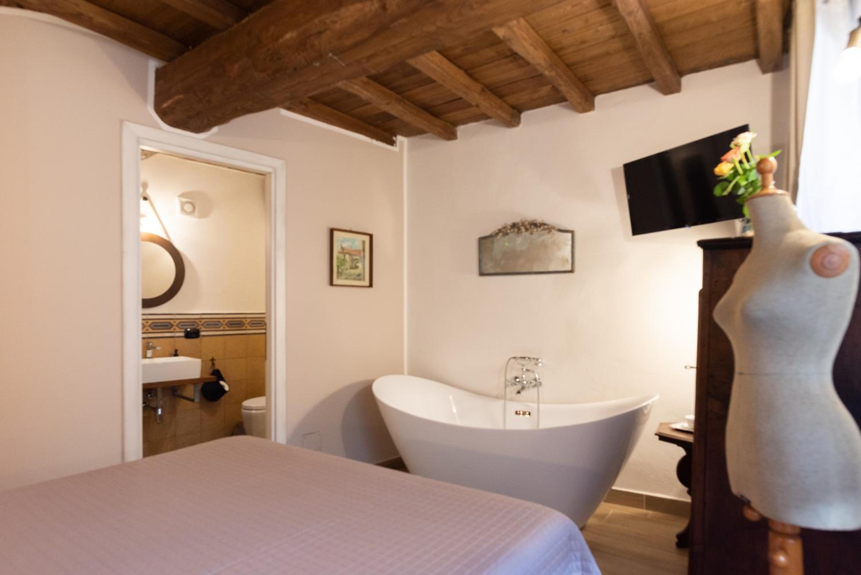 Deluxe Double Room with Bath - Photo 25