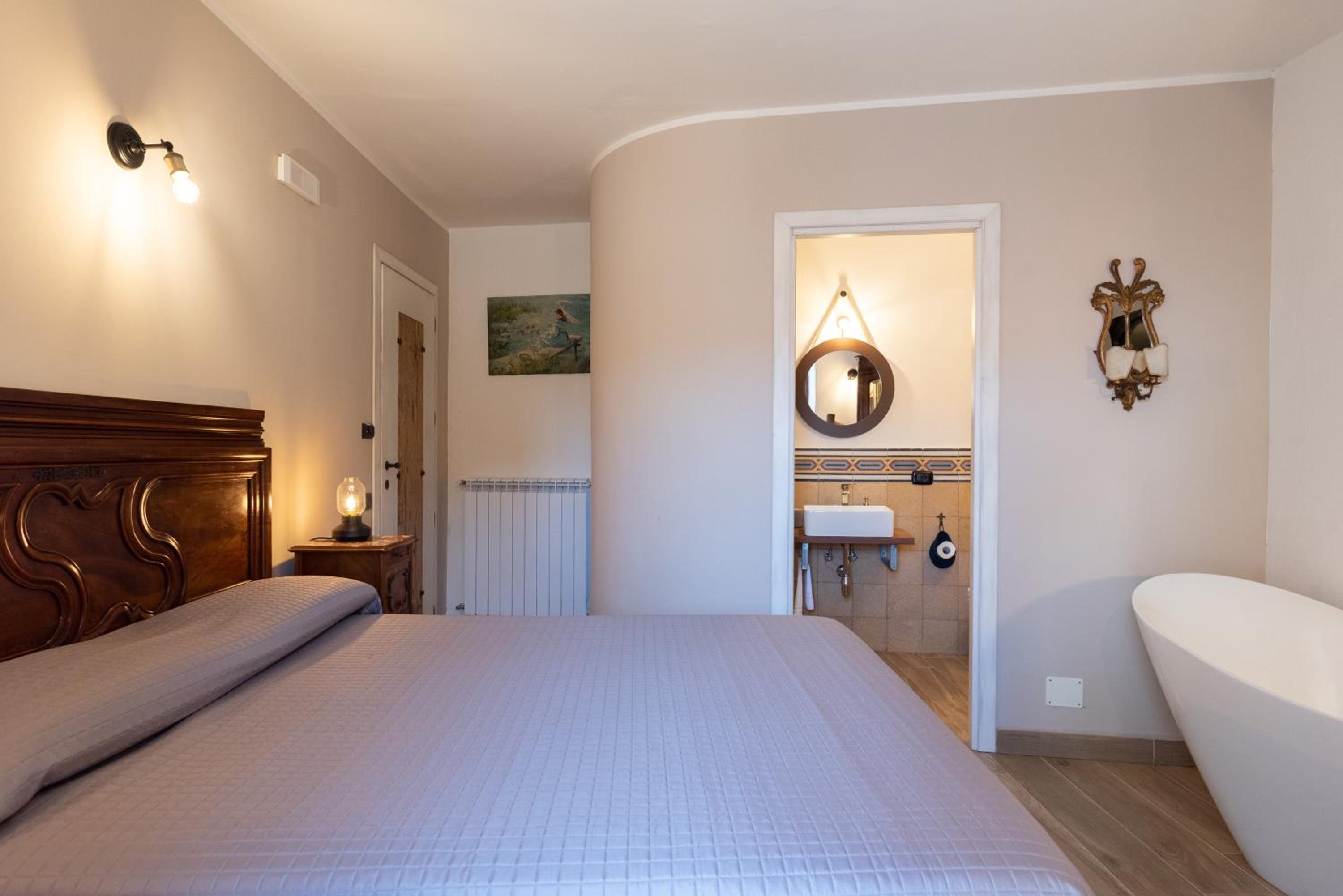 Deluxe Double Room with Bath - Photo 19