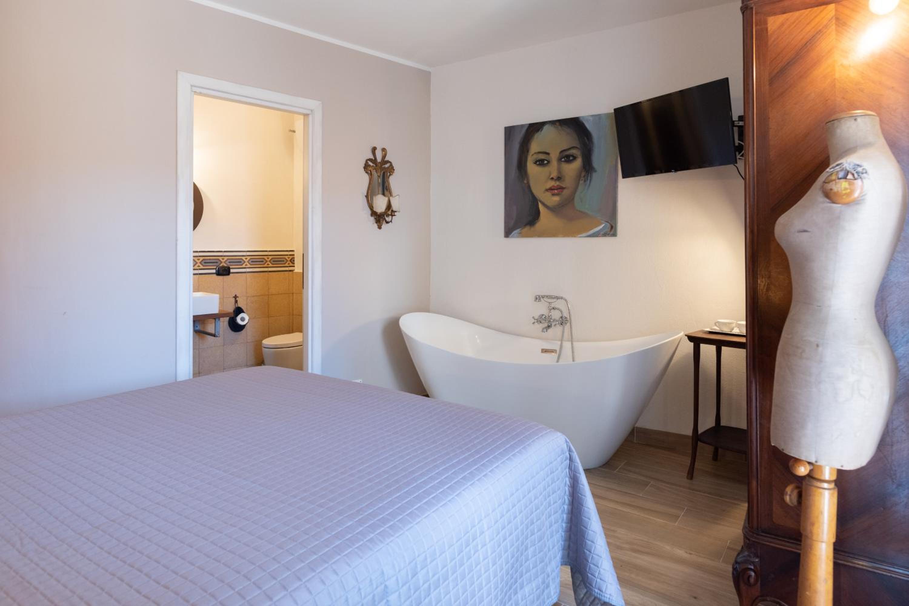 Deluxe Double Room with Bath - Photo 40