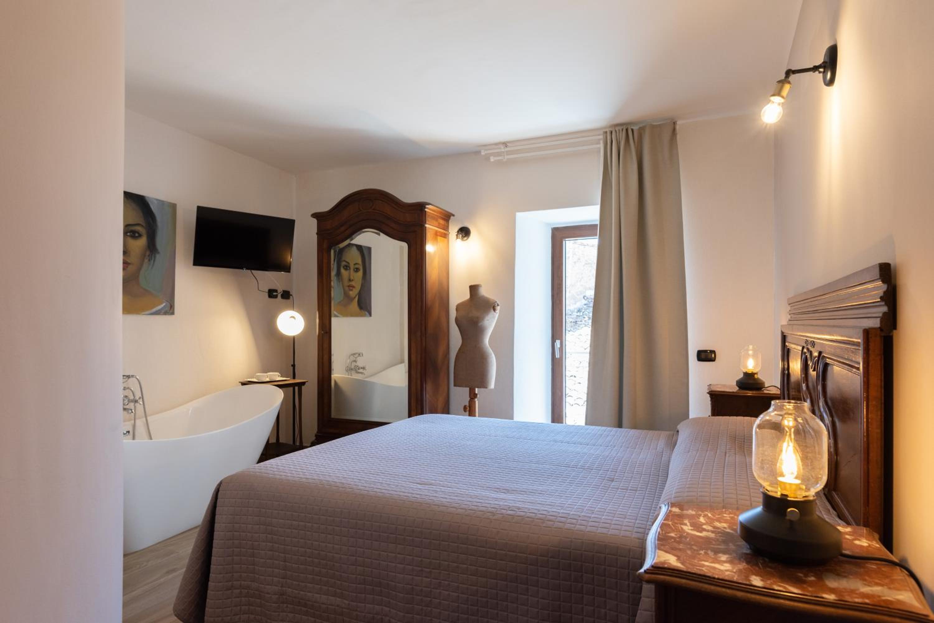 Deluxe Double Room with Bath - Photo 38