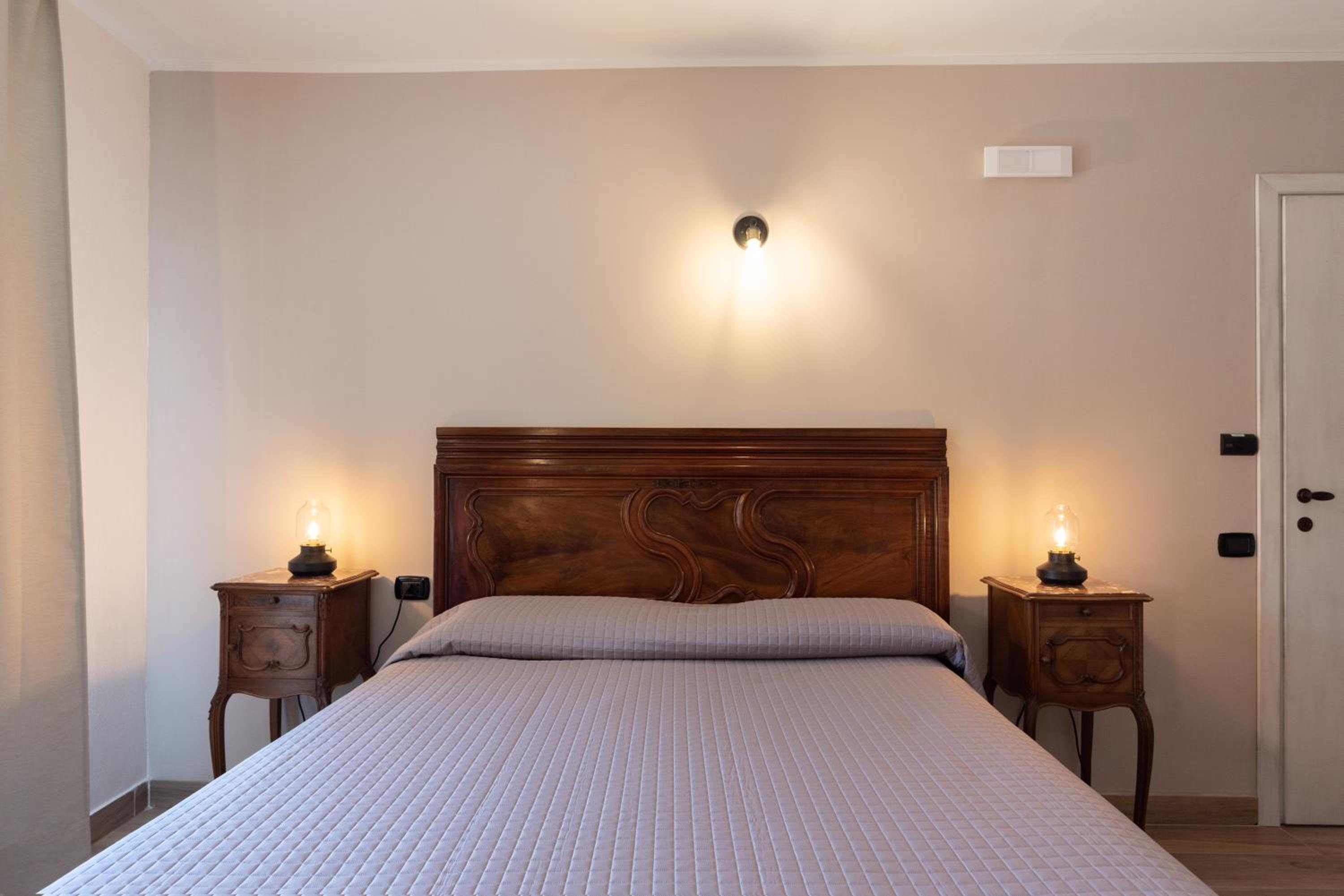 Deluxe Double Room with Bath - Photo 21
