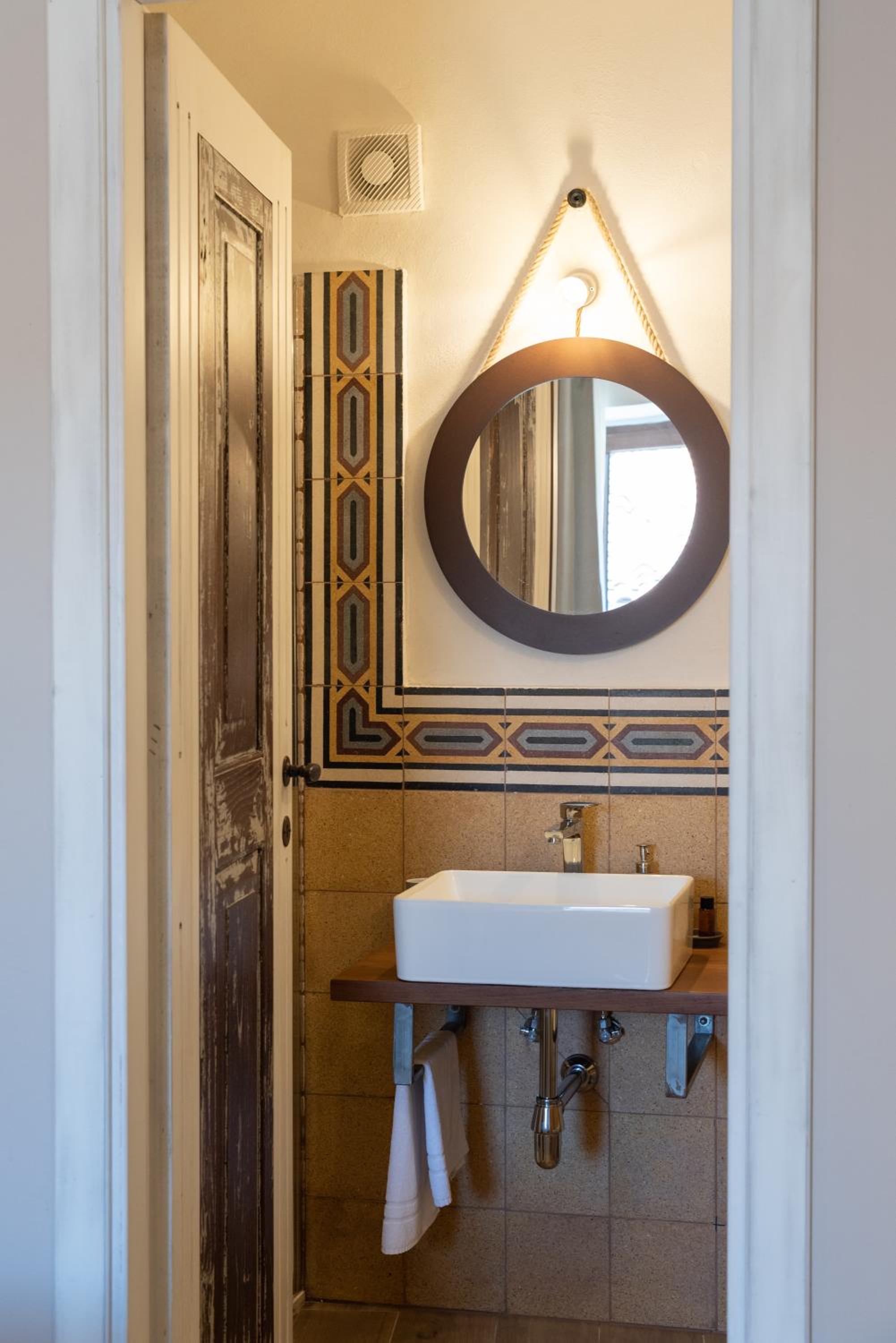 Deluxe Double Room with Bath - Photo 15