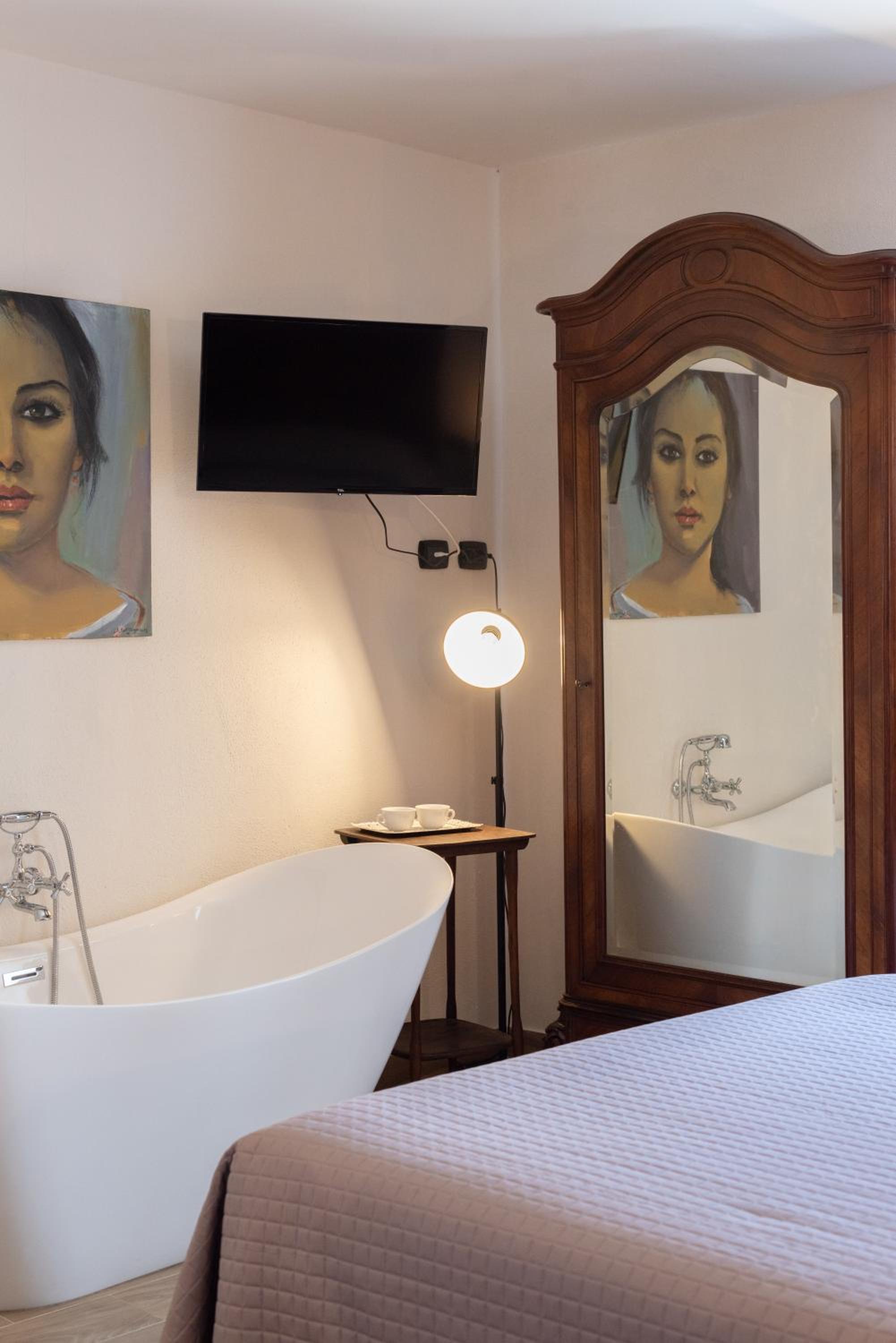 Deluxe Double Room with Bath - Photo 18