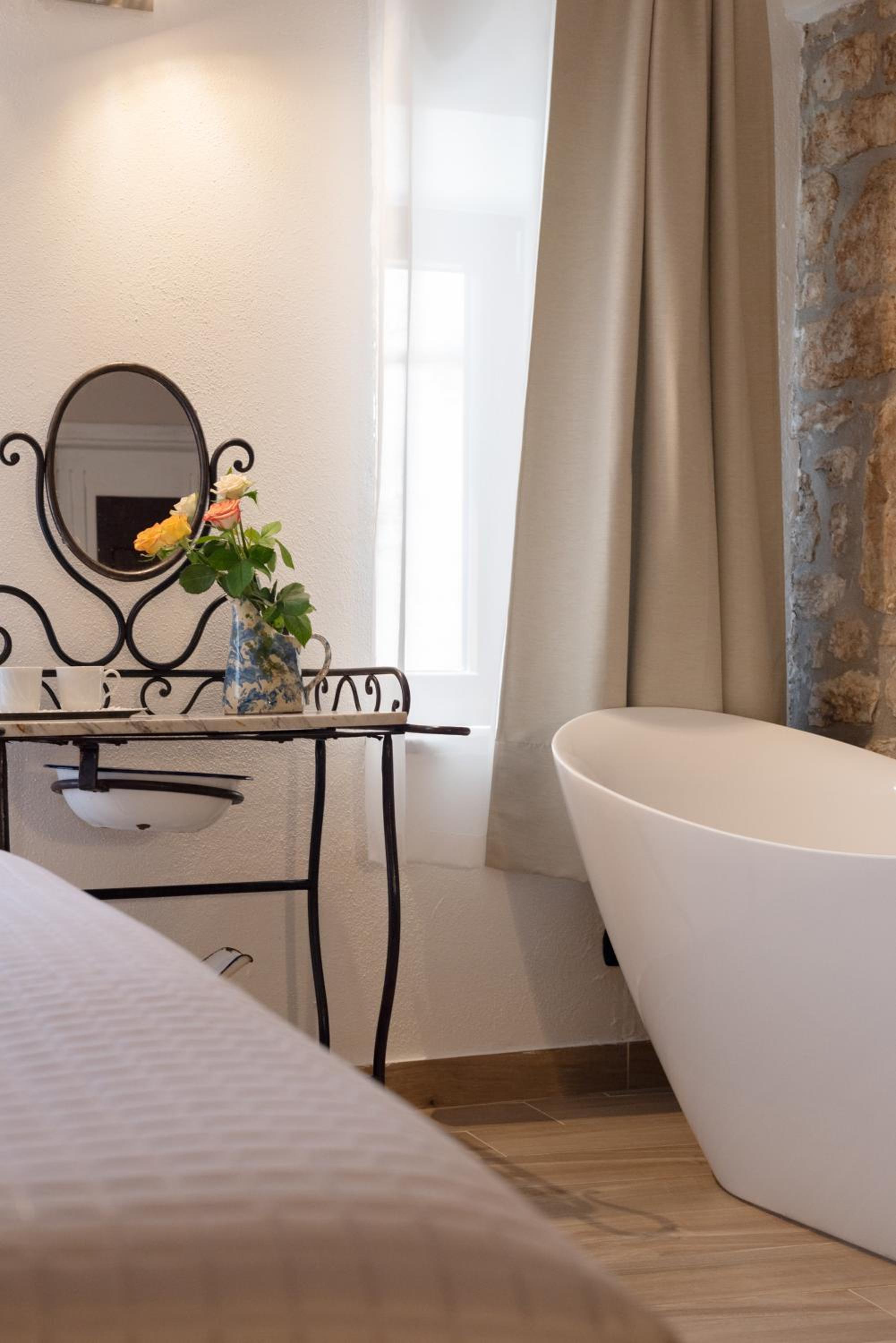 Deluxe Double Room with Bath - Photo 9