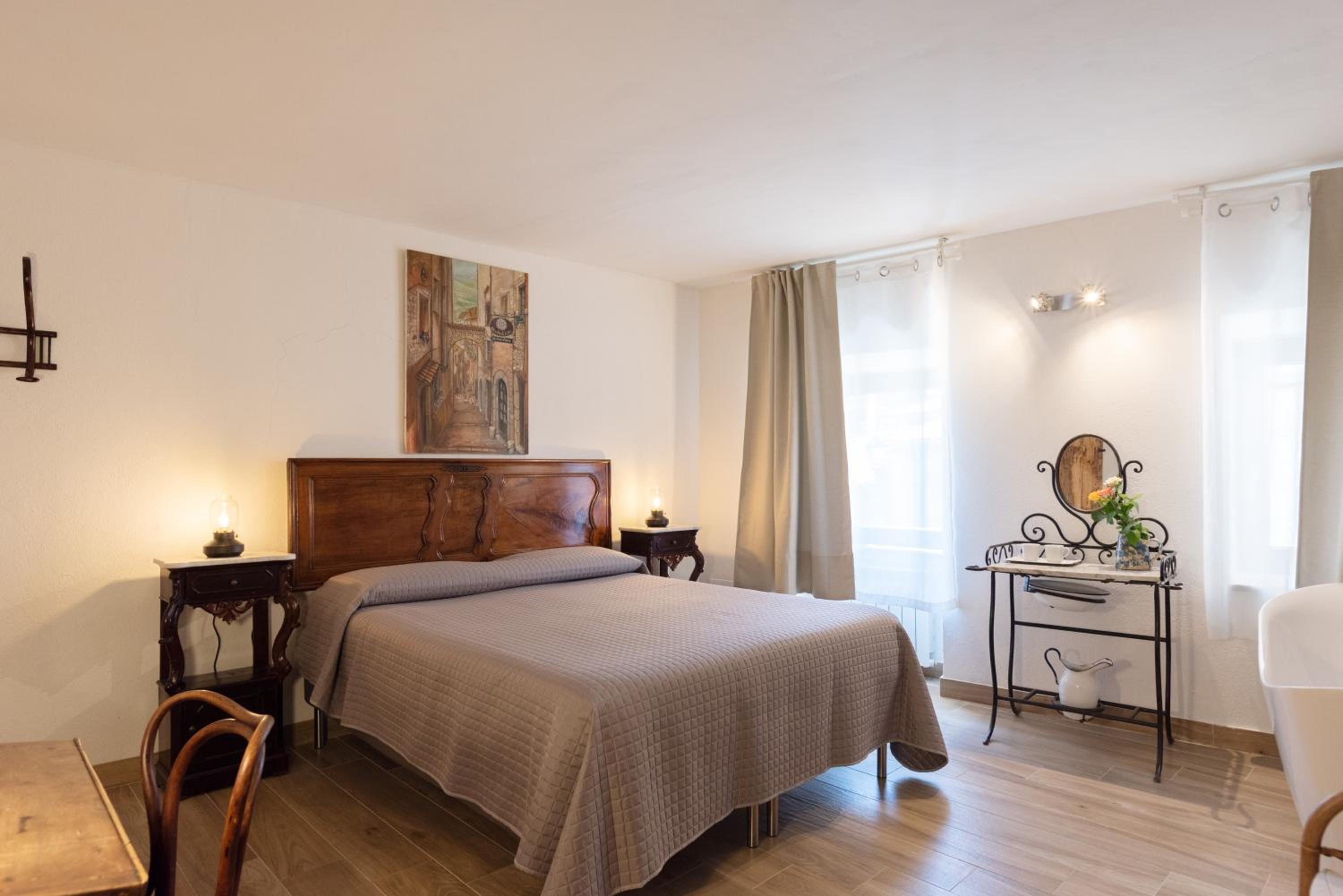 Deluxe Double Room with Bath - Photo 1